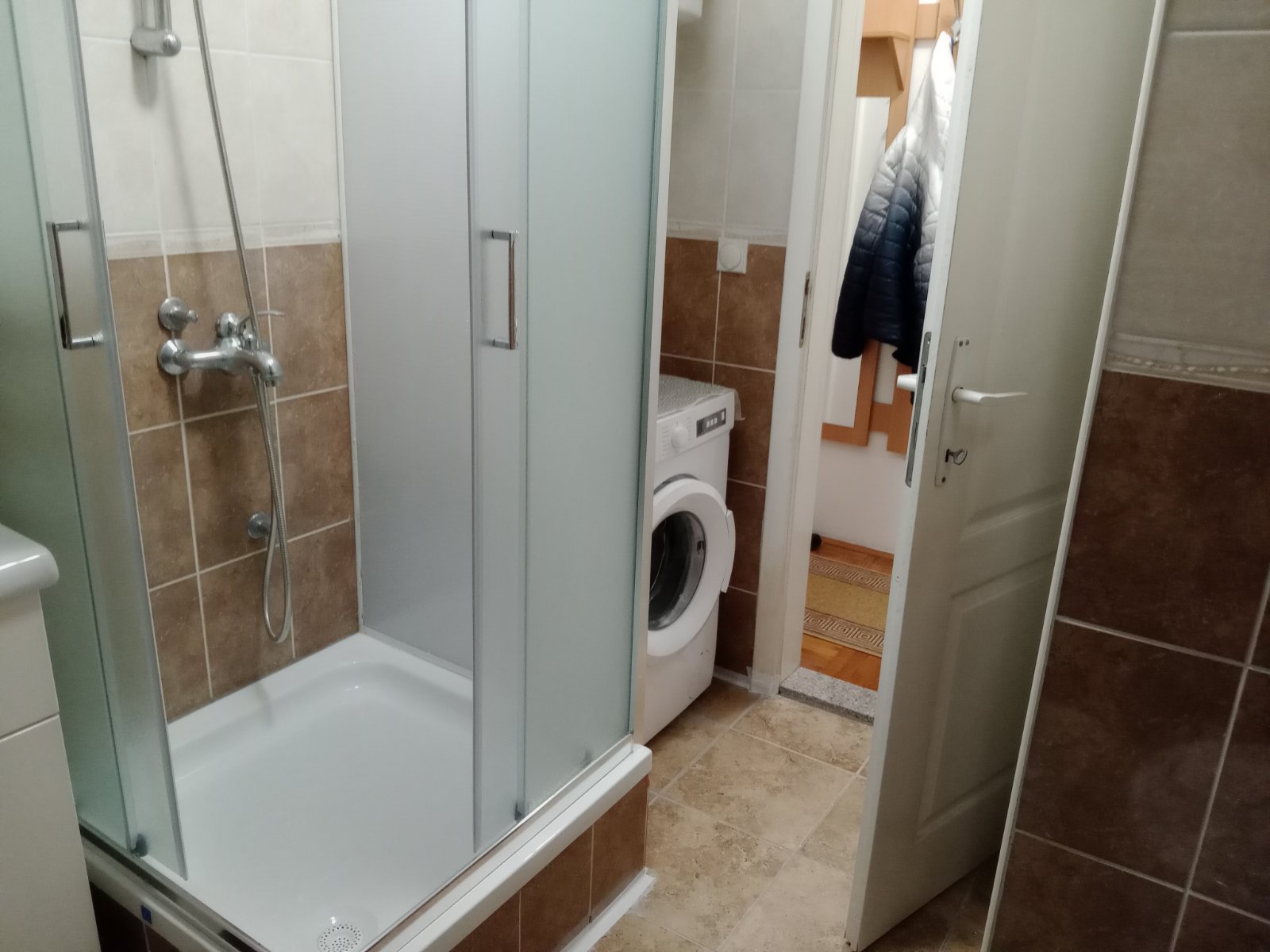 Izdajem prostranu modernu garsonjeru