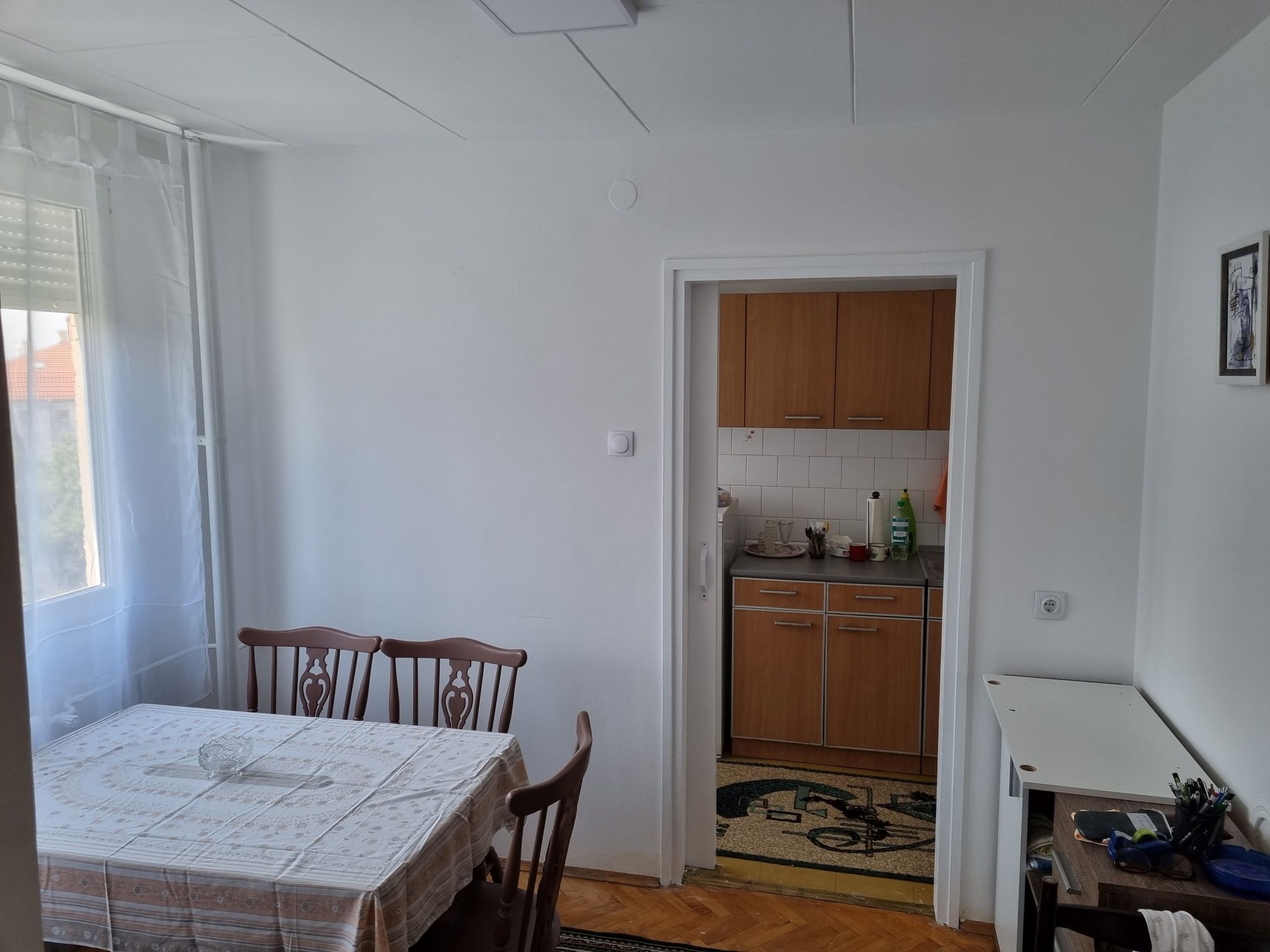 Izdaje se namešten renoviran dvoiposoban stan od 69m² na početku Bulevara Nemanjića u Nišu