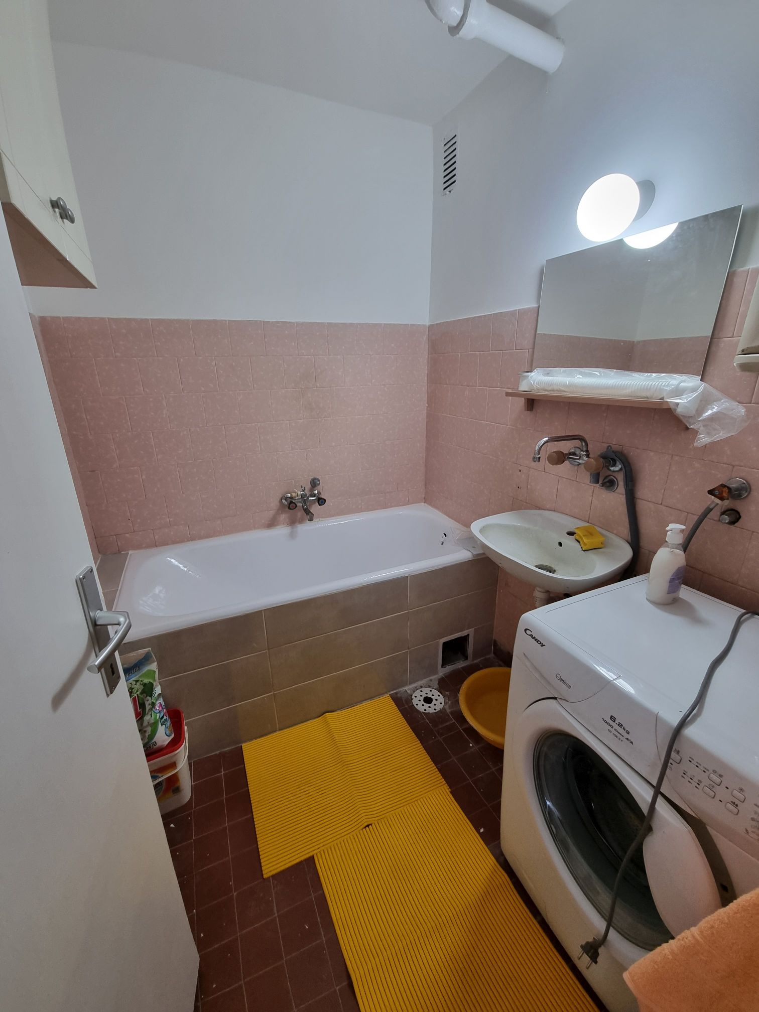 Izdaje se namešten renoviran dvoiposoban stan od 69m² na početku Bulevara Nemanjića u Nišu