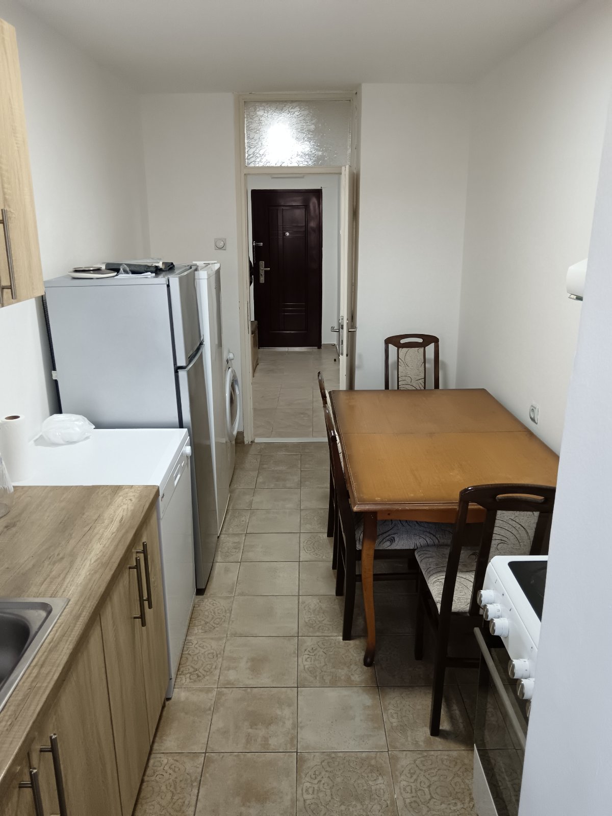 Izdajem dvoiposoban stan kod lutkarskog pozorista stan se nalazi u zgradi na 4 spratu sa liftom. Stan je povrsine 55m2 sa CG i inverter klomom. Struktura stana dnevni boravak, spavaca soba, kuhinja sa tarpezarijom, kupatilo i terasa. Stan je kompletno.opremljen i poseduje sve od tehnike. 0642159223