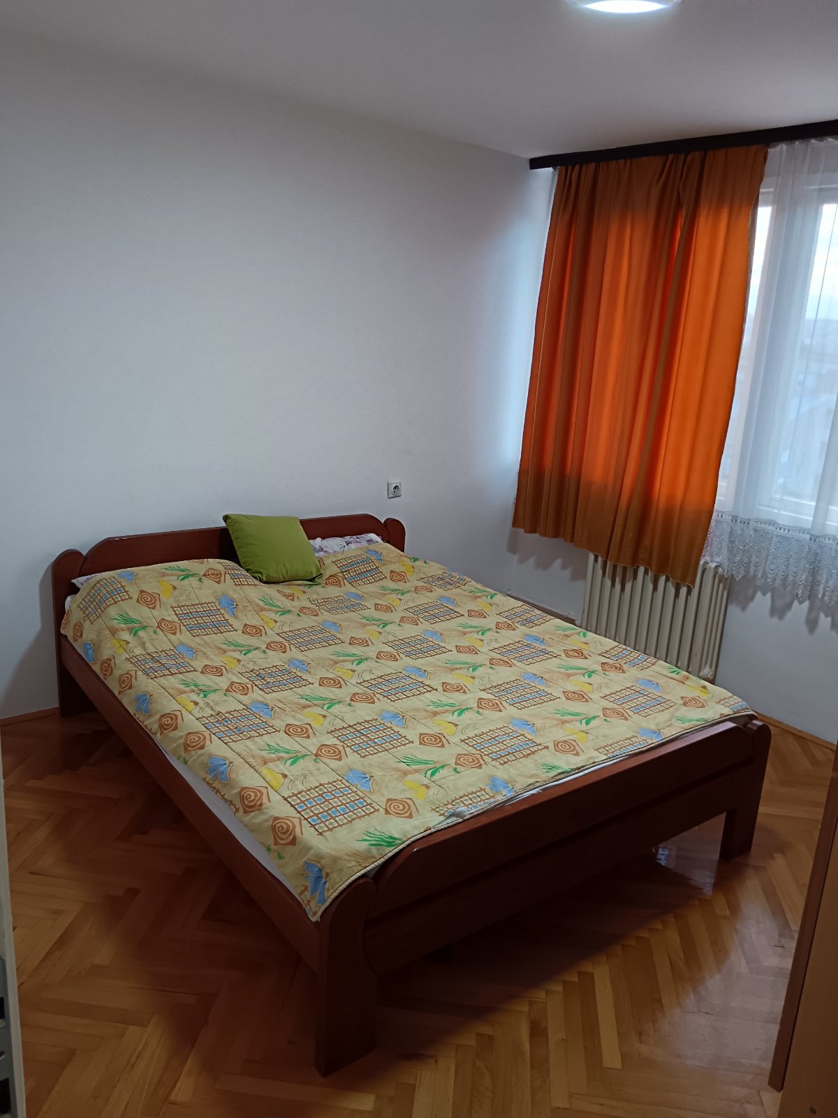 Izdajem dvoiposoban stan kod lutkarskog pozorista stan se nalazi u zgradi na 4 spratu sa liftom. Stan je povrsine 55m2 sa CG i inverter klomom. Struktura stana dnevni boravak, spavaca soba, kuhinja sa tarpezarijom, kupatilo i terasa. Stan je kompletno.opremljen i poseduje sve od tehnike. 0642159223