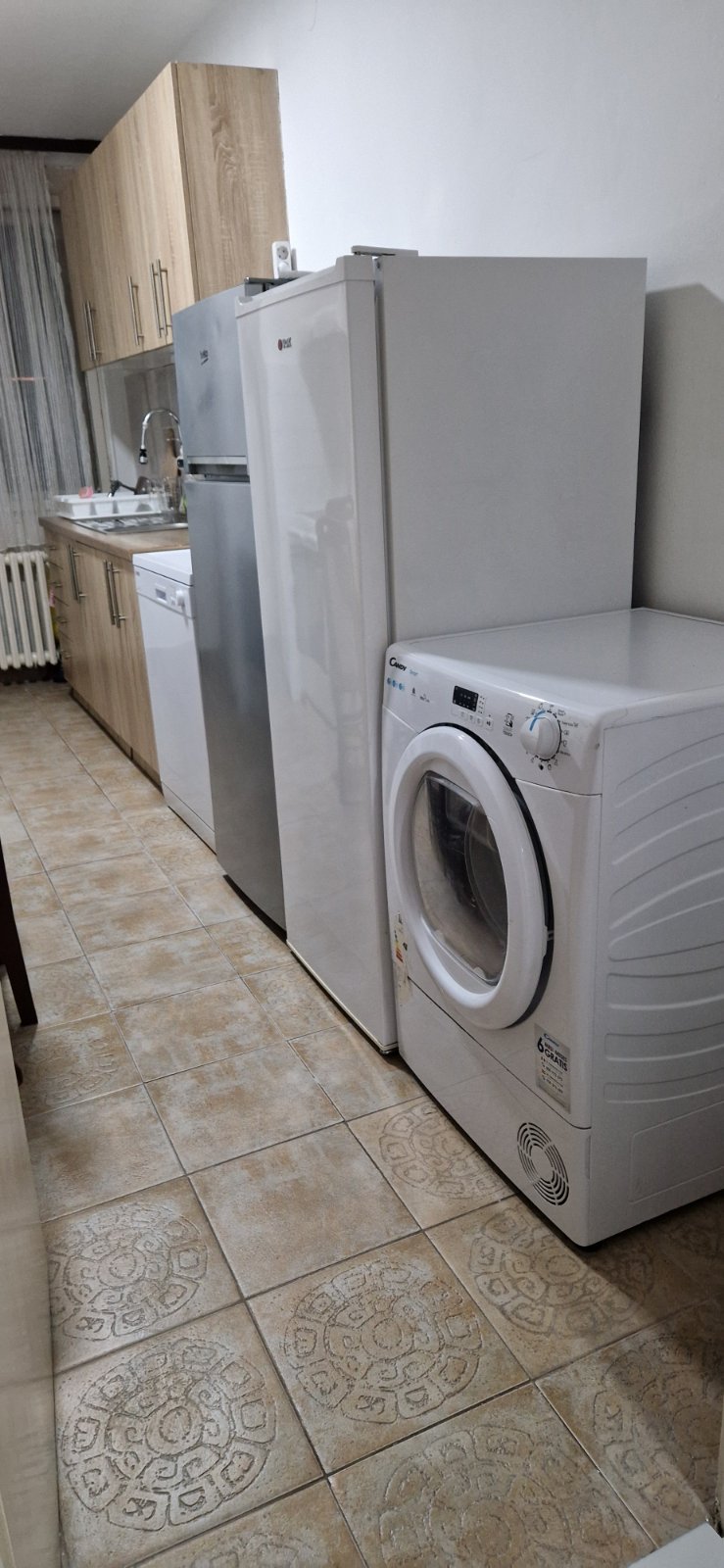 Izdajem dvoiposoban stan kod lutkarskog pozorista stan se nalazi u zgradi na 4 spratu sa liftom. Stan je povrsine 55m2 sa CG i inverter klomom. Struktura stana dnevni boravak, spavaca soba, kuhinja sa tarpezarijom, kupatilo i terasa. Stan je kompletno.opremljen i poseduje sve od tehnike. 0642159223