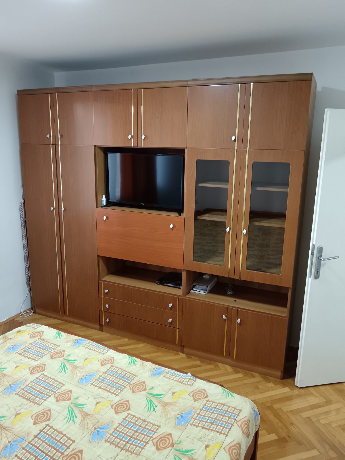 Izdajem dvoiposoban stan kod lutkarskog pozorista stan se nalazi u zgradi na 4 spratu sa liftom. Stan je povrsine 55m2 sa CG i inverter klomom. Struktura stana dnevni boravak, spavaca soba, kuhinja sa tarpezarijom, kupatilo i terasa. Stan je kompletno.opremljen i poseduje sve od tehnike. 0642159223