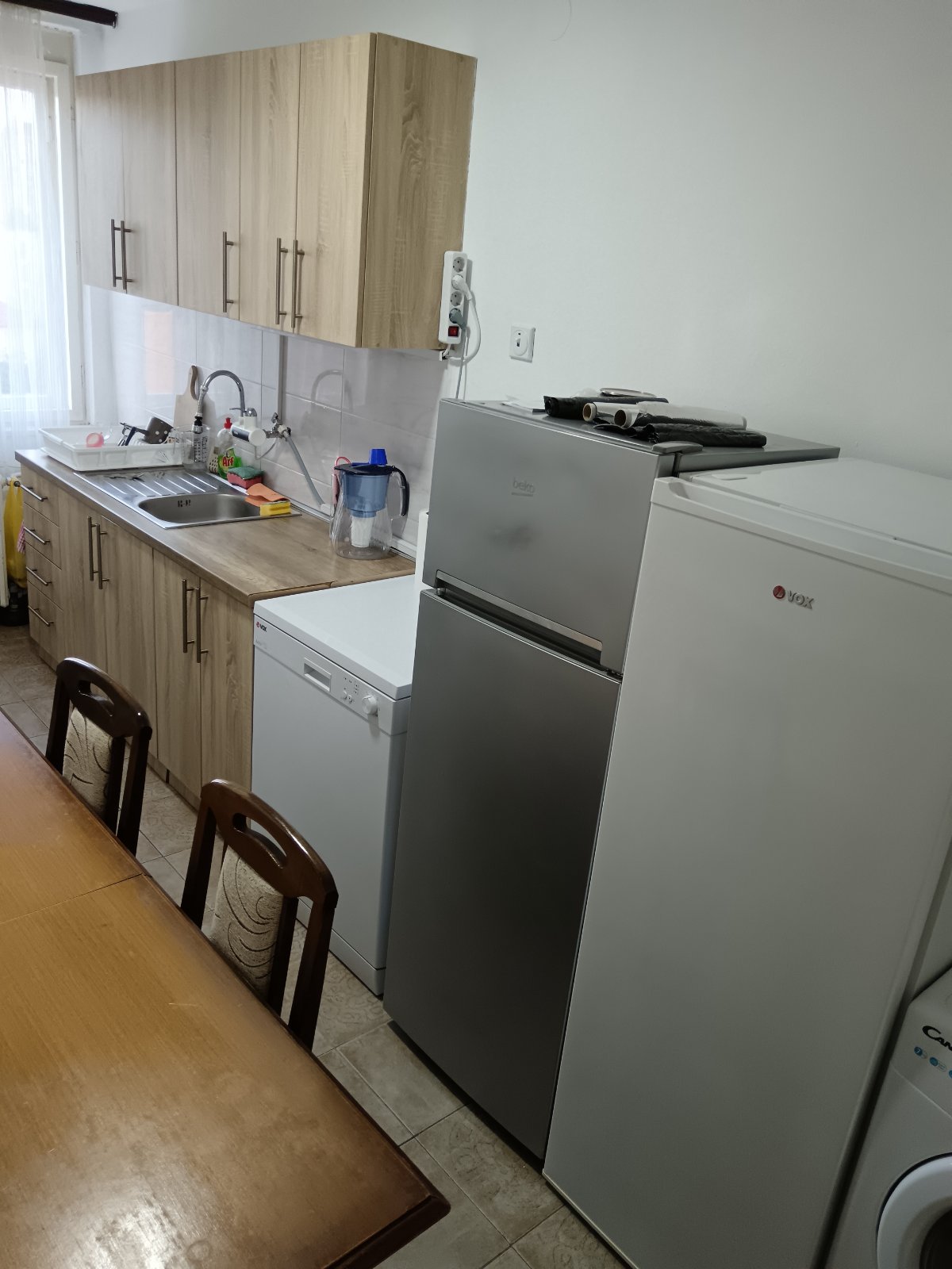 Izdajem dvoiposoban stan kod lutkarskog pozorista stan se nalazi u zgradi na 4 spratu sa liftom. Stan je povrsine 55m2 sa CG i inverter klomom. Struktura stana dnevni boravak, spavaca soba, kuhinja sa tarpezarijom, kupatilo i terasa. Stan je kompletno.opremljen i poseduje sve od tehnike. 0642159223