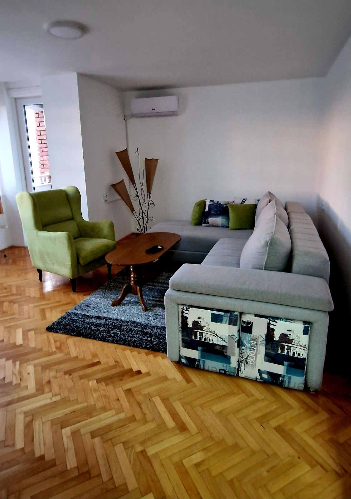 Izdajem dvoiposoban stan kod lutkarskog pozorista stan se nalazi u zgradi na 4 spratu sa liftom. Stan je povrsine 55m2 sa CG i inverter klomom. Struktura stana dnevni boravak, spavaca soba, kuhinja sa tarpezarijom, kupatilo i terasa. Stan je kompletno.opremljen i poseduje sve od tehnike. 0642159223