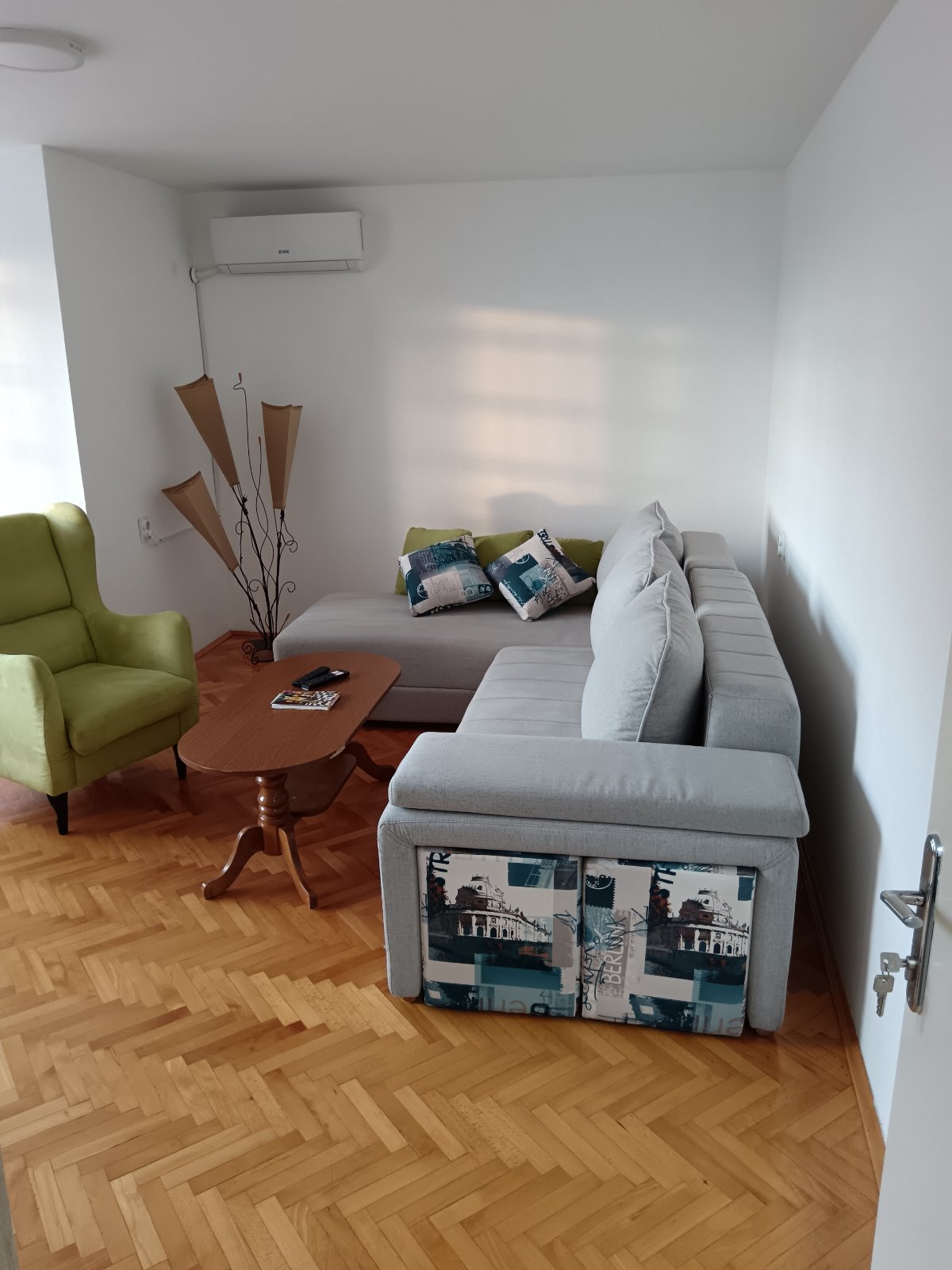 Izdajem dvoiposoban stan kod lutkarskog pozorista stan se nalazi u zgradi na 4 spratu sa liftom. Stan je povrsine 55m2 sa CG i inverter klomom. Struktura stana dnevni boravak, spavaca soba, kuhinja sa tarpezarijom, kupatilo i terasa. Stan je kompletno.opremljen i poseduje sve od tehnike. 0642159223