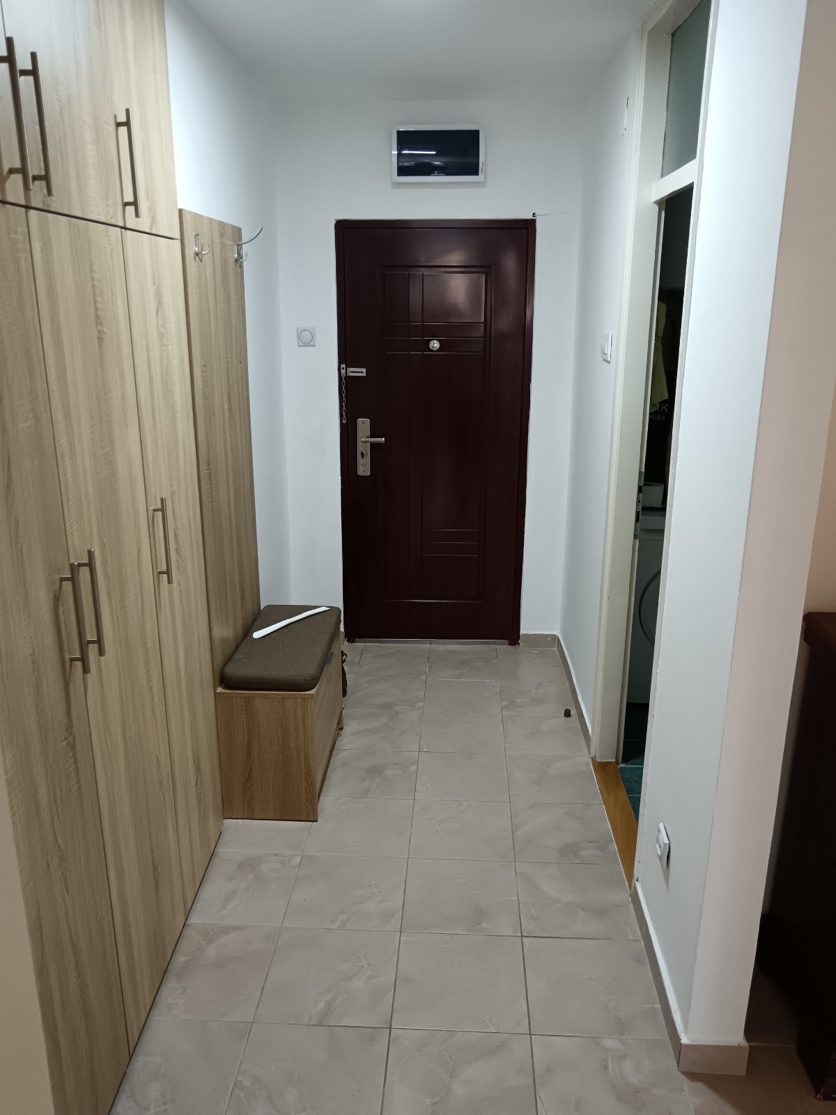 Izdajem dvoiposoban stan kod lutkarskog pozorista stan se nalazi u zgradi na 4 spratu sa liftom. Stan je povrsine 55m2 sa CG i inverter klomom. Struktura stana dnevni boravak, spavaca soba, kuhinja sa tarpezarijom, kupatilo i terasa. Stan je kompletno.opremljen i poseduje sve od tehnike. 0642159223