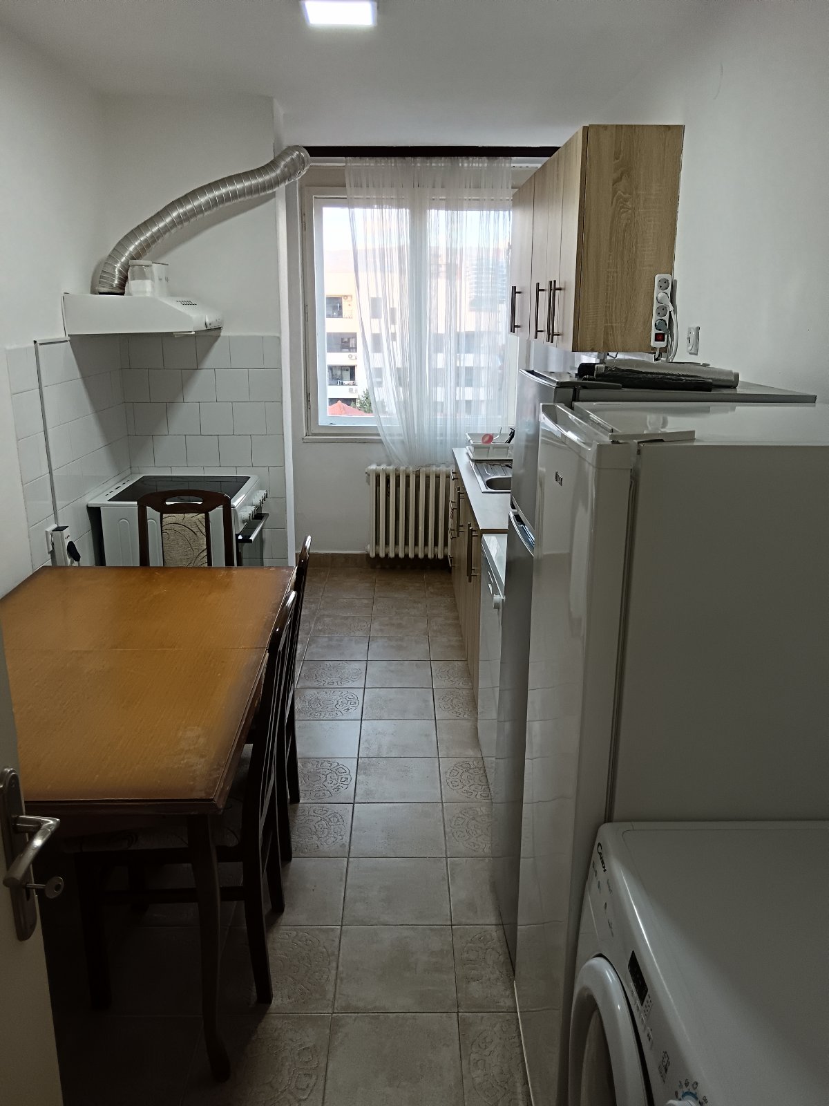 Izdajem dvoiposoban stan kod lutkarskog pozorista stan se nalazi u zgradi na 4 spratu sa liftom. Stan je povrsine 55m2 sa CG i inverter klomom. Struktura stana dnevni boravak, spavaca soba, kuhinja sa tarpezarijom, kupatilo i terasa. Stan je kompletno.opremljen i poseduje sve od tehnike. 0642159223