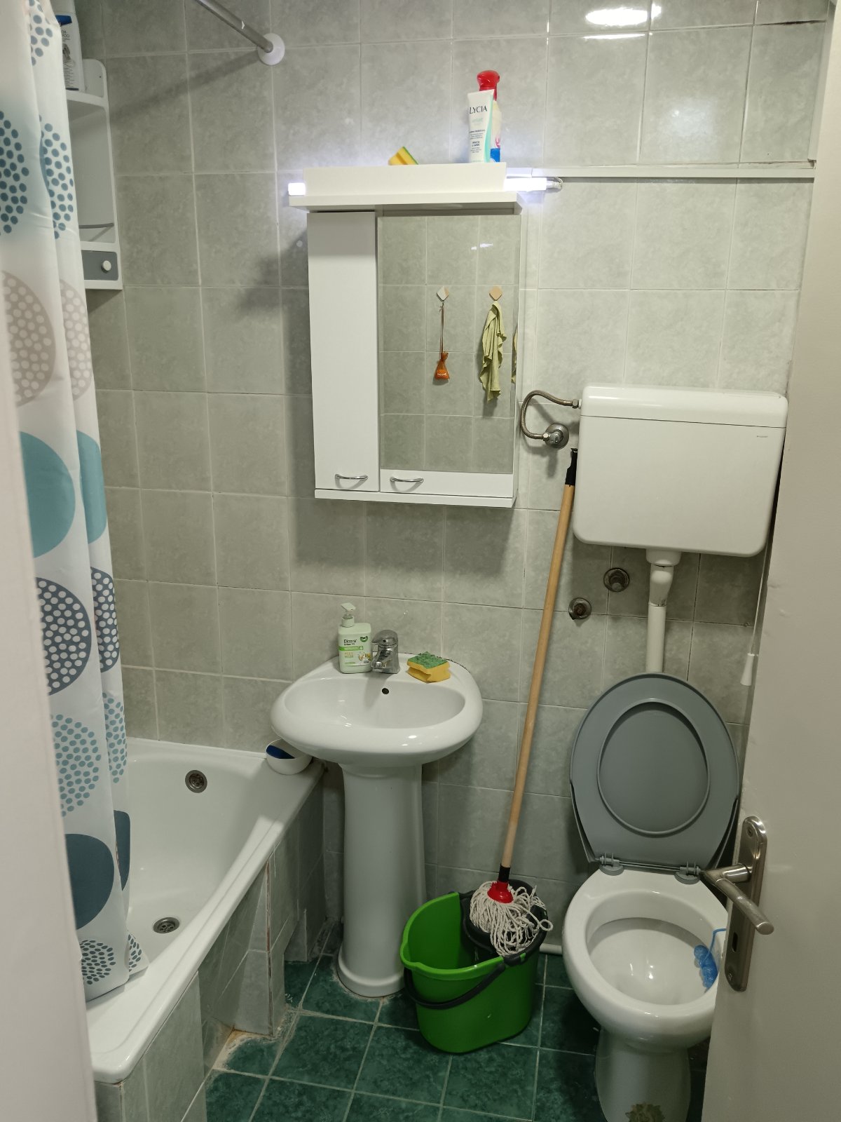 Izdajem dvoiposoban stan kod lutkarskog pozorista stan se nalazi u zgradi na 4 spratu sa liftom. Stan je povrsine 55m2 sa CG i inverter klomom. Struktura stana dnevni boravak, spavaca soba, kuhinja sa tarpezarijom, kupatilo i terasa. Stan je kompletno.opremljen i poseduje sve od tehnike. 0642159223