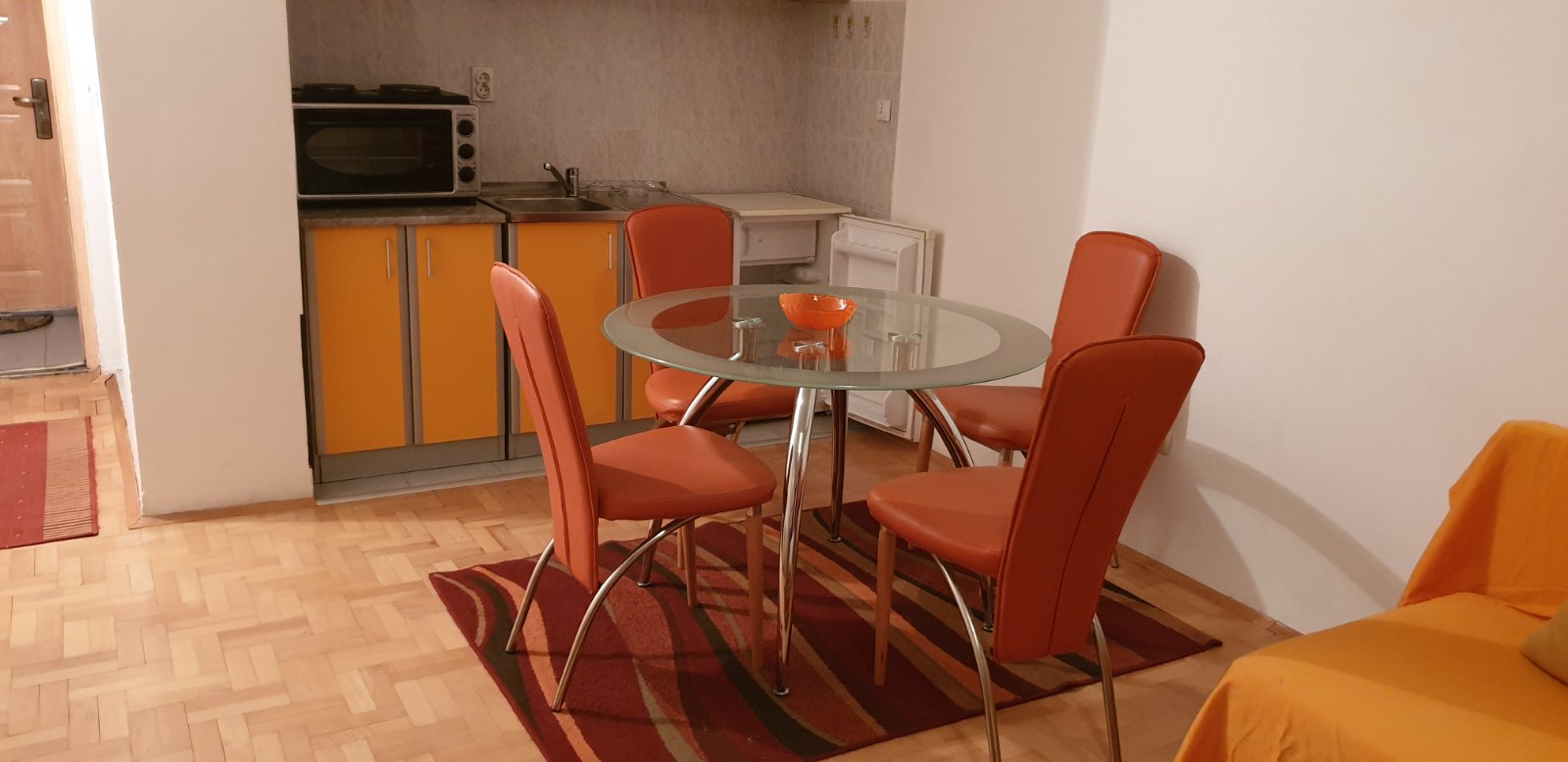 Izdajem garsonjeru u srogom centru Nisa full opremljenu u novoj zgradi,tacnije na 50 ak metara od ..pravnog i ekonomskog fakulteta.cena 270 eur.br tel 063400805