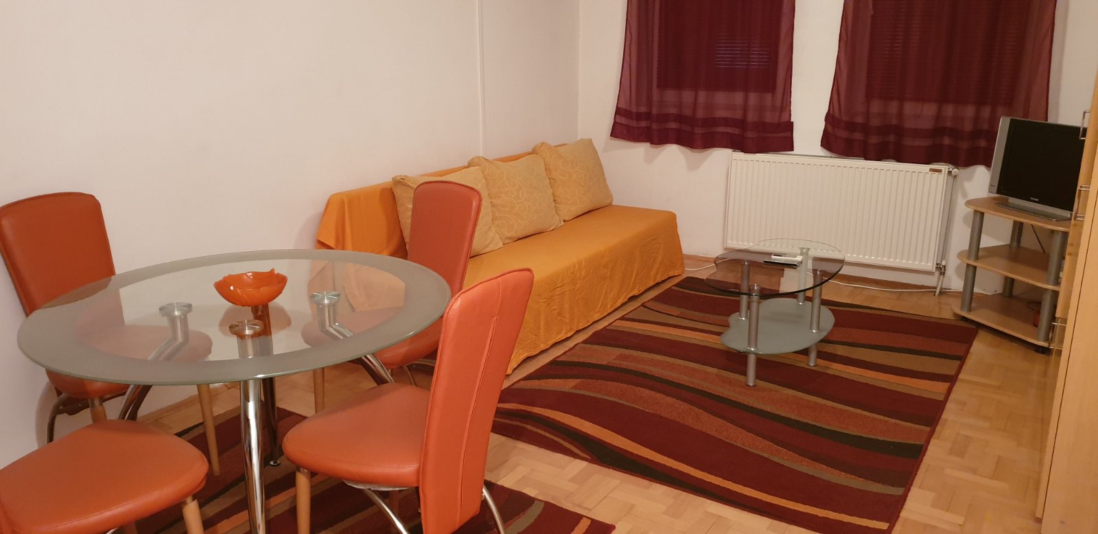 Izdajem garsonjeru u srogom centru Nisa full opremljenu u novoj zgradi,tacnije na 50 ak metara od ..pravnog i ekonomskog fakulteta.cena 270 eur.br tel 063400805