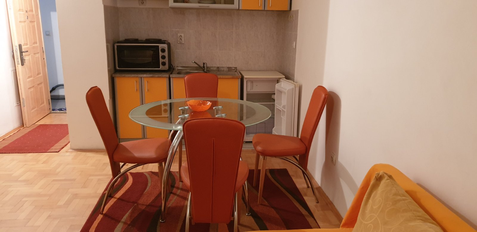 Izdajem garsonjeru u srogom centru Nisa full opremljenu u novoj zgradi,tacnije na 50 ak metara od ..pravnog i ekonomskog fakulteta.cena 270 eur.br tel 063400805