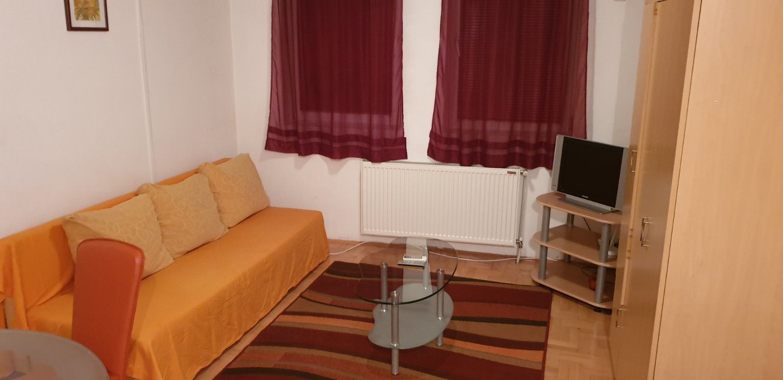 Izdajem garsonjeru u srogom centru Nisa full opremljenu u novoj zgradi,tacnije na 50 ak metara od ..pravnog i ekonomskog fakulteta.cena 270 eur.br tel 063400805