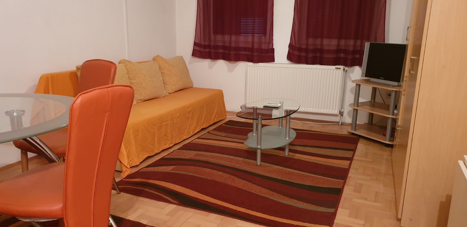 Izdajem garsonjeru u srogom centru Nisa full opremljenu u novoj zgradi,tacnije na 50 ak metara od ..pravnog i ekonomskog fakulteta.cena 270 eur.br tel 063400805