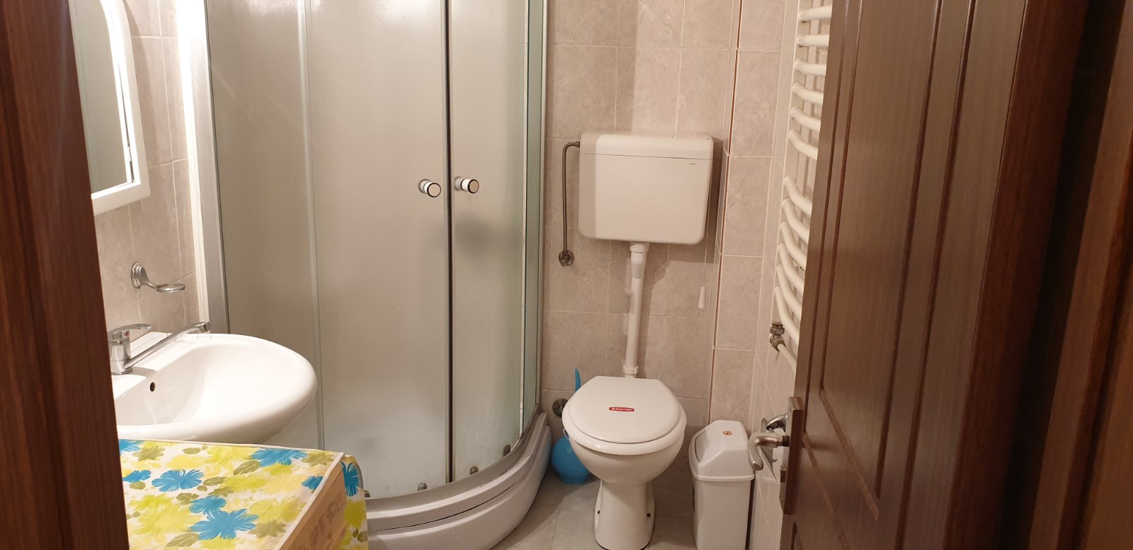 Izdajem garsonjeru u srogom centru Nisa full opremljenu u novoj zgradi,tacnije na 50 ak metara od ..pravnog i ekonomskog fakulteta.cena 270 eur.br tel 063400805