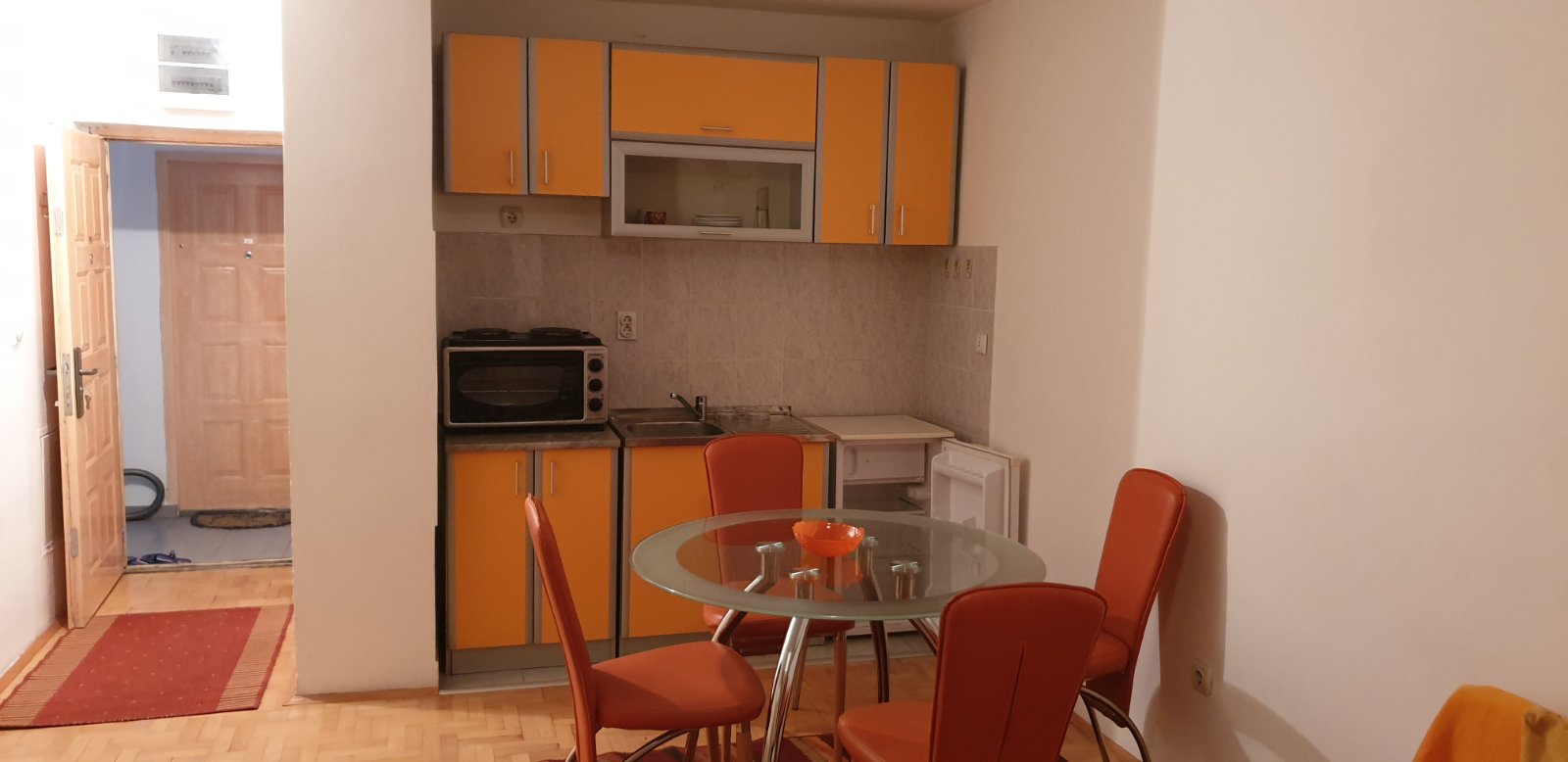 Izdajem garsonjeru u srogom centru Nisa full opremljenu u novoj zgradi,tacnije na 50 ak metara od ..pravnog i ekonomskog fakulteta.cena 270 eur.br tel 063400805