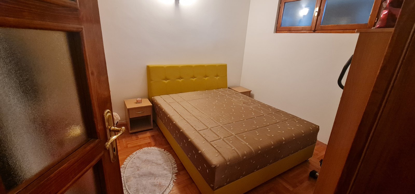 Izdajem garsonjeru u srogom centru Nisa full opremljenu u novoj zgradi,tacnije na 50 ak metara od ..pravnog i ekonomskog fakulteta.cena 270 eur.br tel 063400805