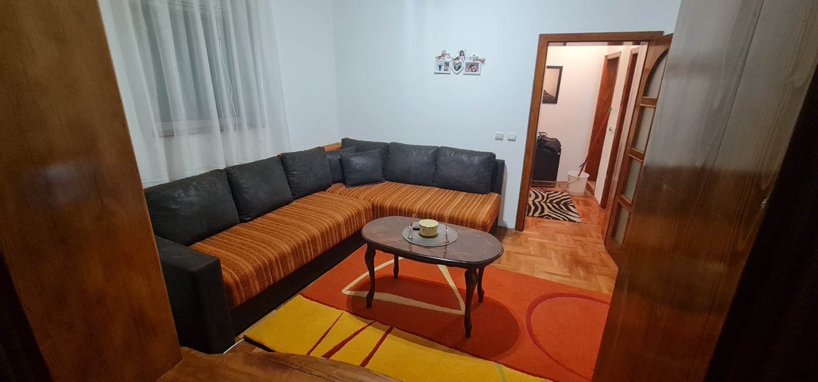 Izdajem garsonjeru u srogom centru Nisa full opremljenu u novoj zgradi,tacnije na 50 ak metara od ..pravnog i ekonomskog fakulteta.cena 270 eur.br tel 063400805
