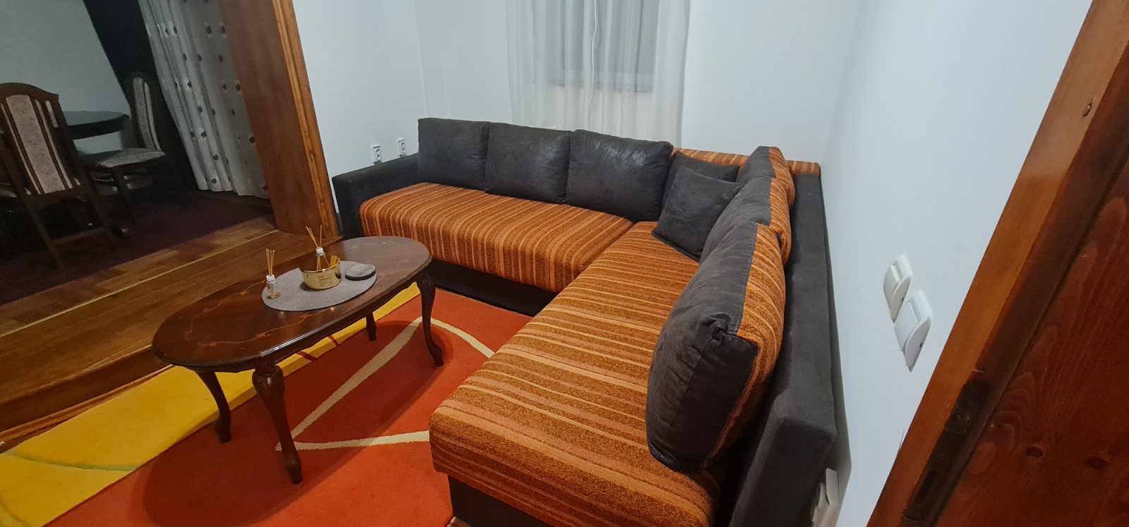 Izdajem garsonjeru u srogom centru Nisa full opremljenu u novoj zgradi,tacnije na 50 ak metara od ..pravnog i ekonomskog fakulteta.cena 270 eur.br tel 063400805