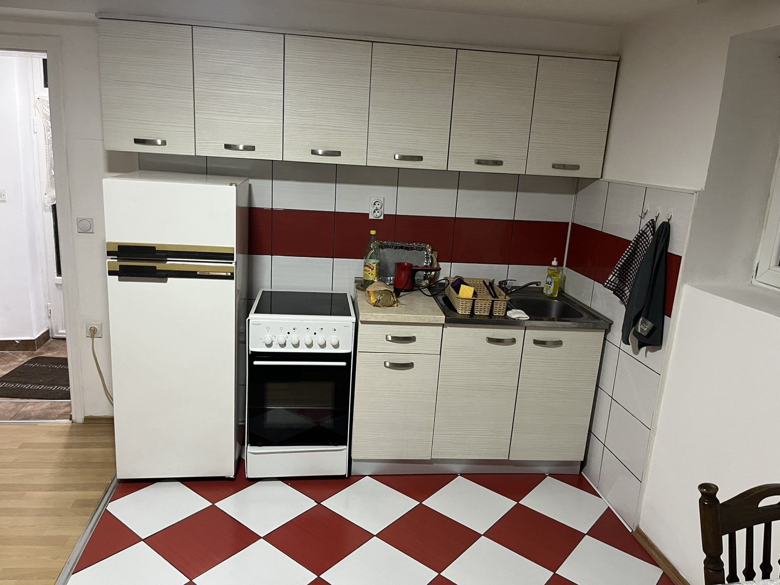 Izdajem jednosoban namesten stan 40m2. Stan se nalazi kod starog groblja. Cena 150 eura 0691552414