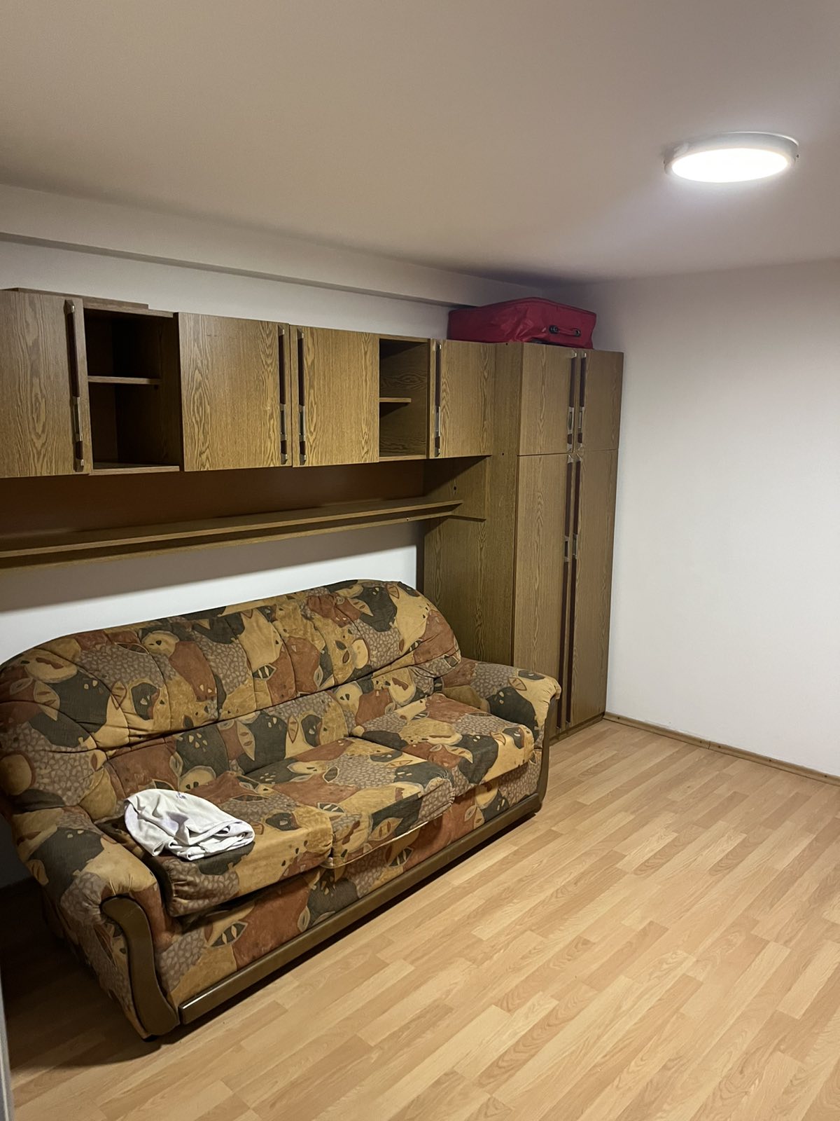 Izdajem jednosoban namesten stan 40m2. Stan se nalazi kod starog groblja. Cena 150 eura 0691552414