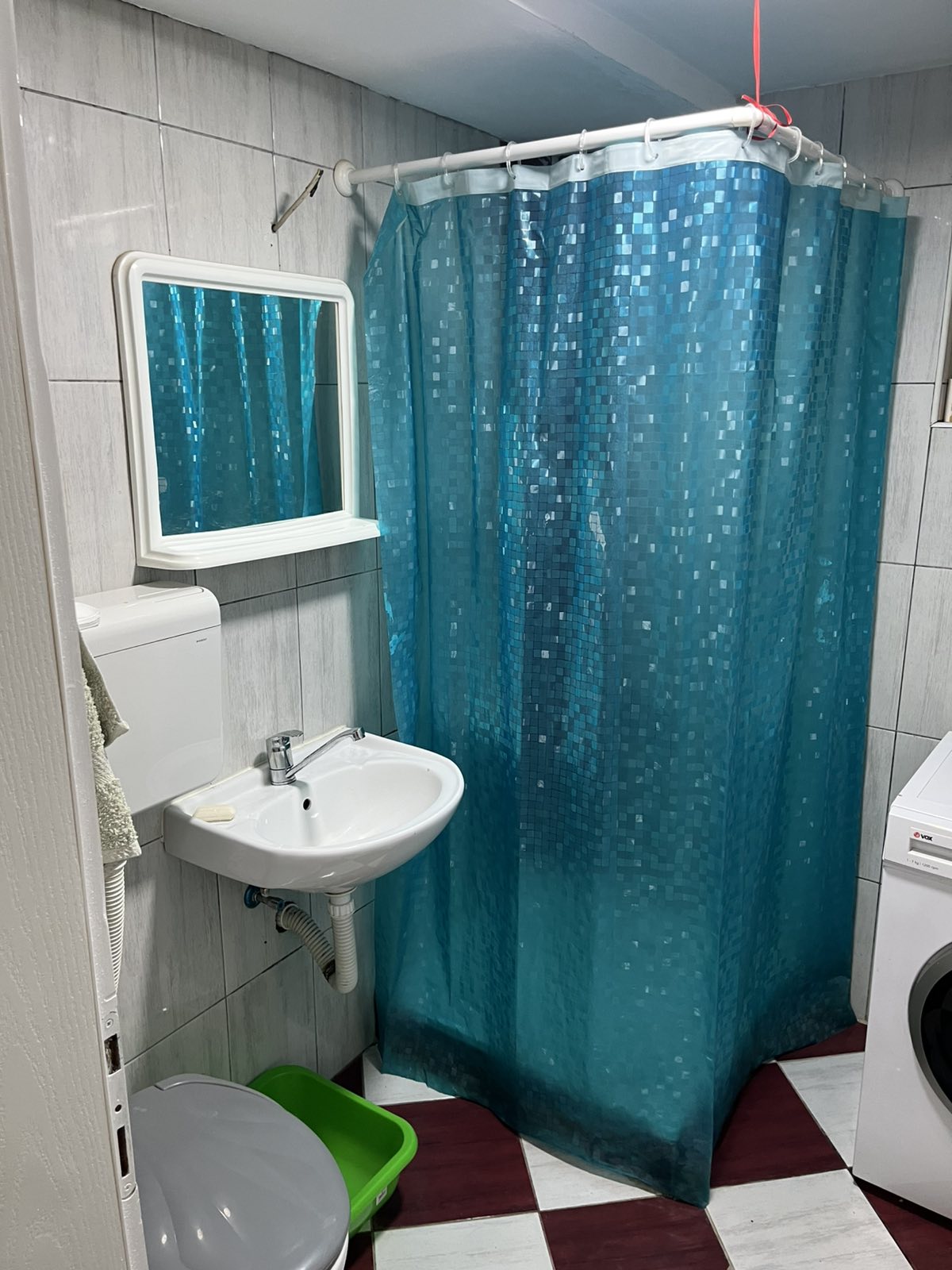 Izdajem jednosoban namesten stan 40m2. Stan se nalazi kod starog groblja. Cena 150 eura 0691552414