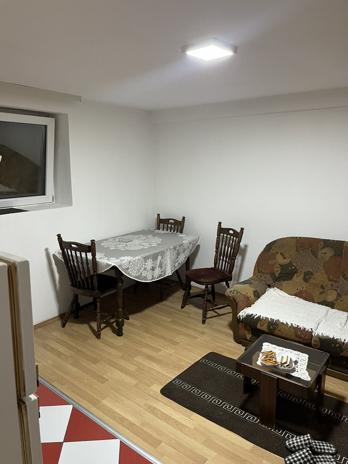 Izdajem jednosoban namesten stan 40m2. Stan se nalazi kod starog groblja. Cena 150 eura 0691552414