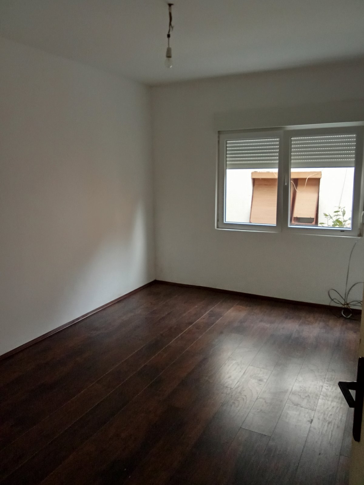 İzdajem dvoiposobni ne namesten stan u prizemlju küce na Trosarini kontakt osoba Dusko 064 056205