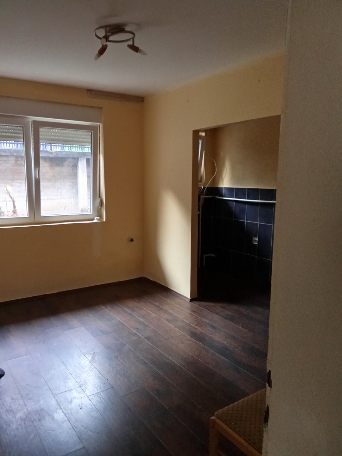 İzdajem dvoiposobni ne namesten stan u prizemlju küce na Trosarini kontakt osoba Dusko 064 056205