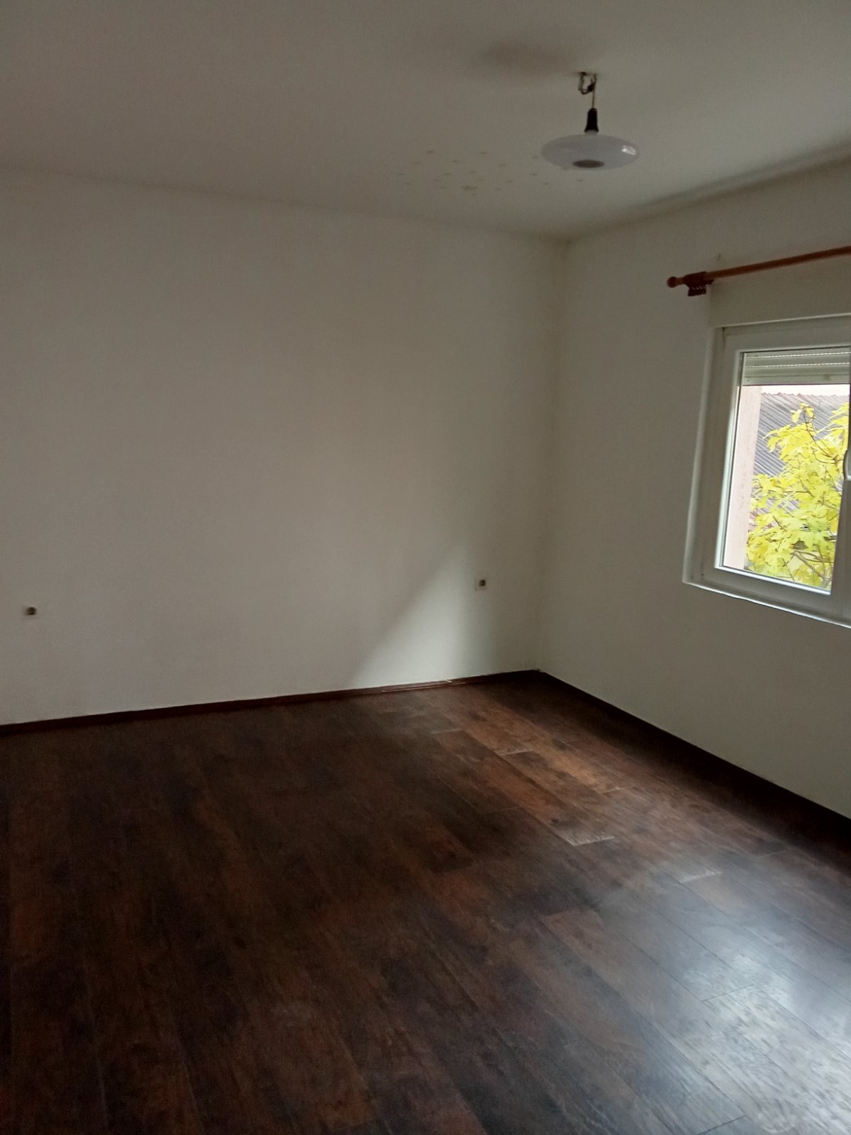 İzdajem dvoiposobni ne namesten stan u prizemlju küce na Trosarini kontakt osoba Dusko 064 056205