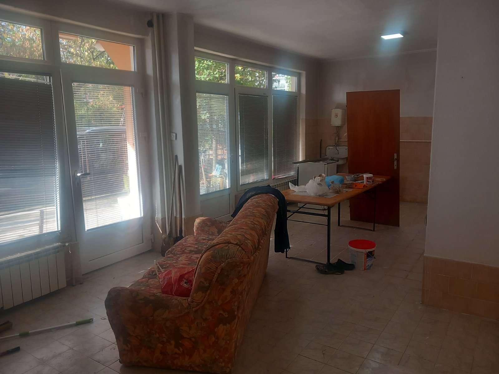 Izdajem poslovni prostor pogodan za sve namene 35m2 ulica Cele kula II Nis iza trosarinske pijace. 0694110968