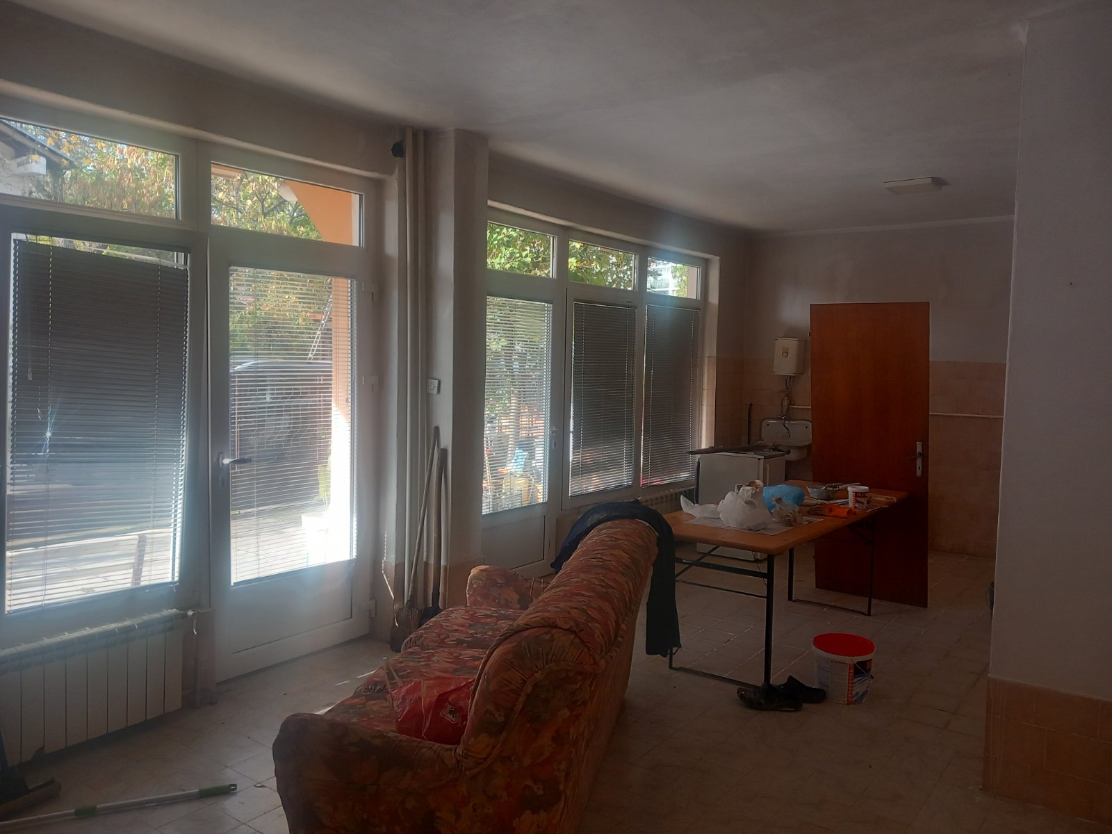 Izdajem poslovni prostor pogodan za sve namene 35m2 ulica Cele kula II Nis iza trosarinske pijace. 0694110968