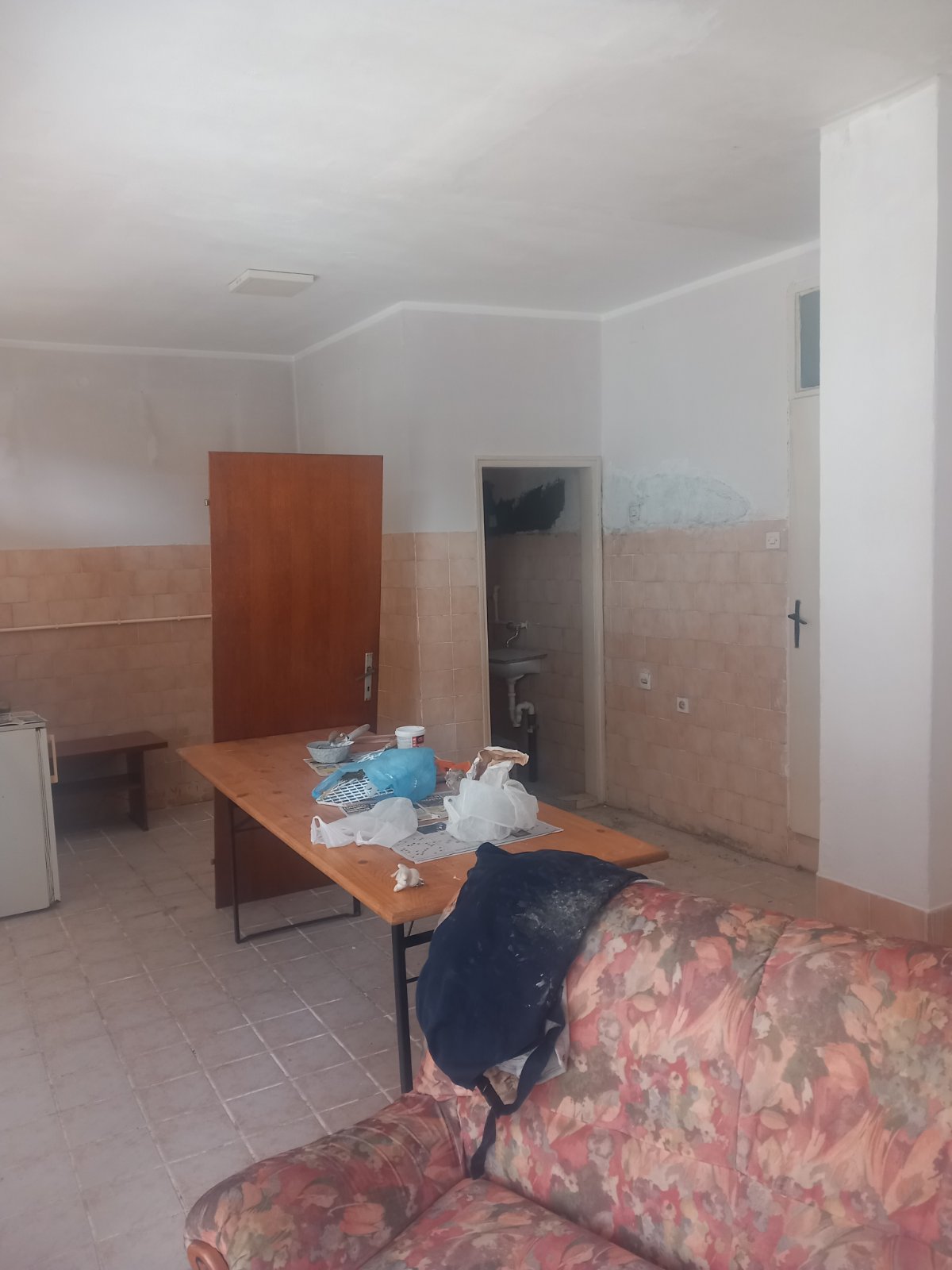 Izdajem poslovni prostor pogodan za sve namene 35m2 ulica Cele kula II Nis iza trosarinske pijace. 0694110968