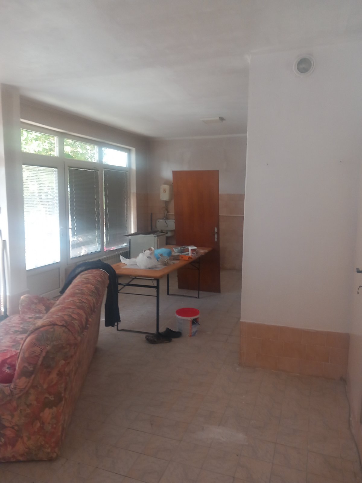 Izdajem poslovni prostor pogodan za sve namene 35m2 ulica Cele kula II Nis iza trosarinske pijace. 0694110968