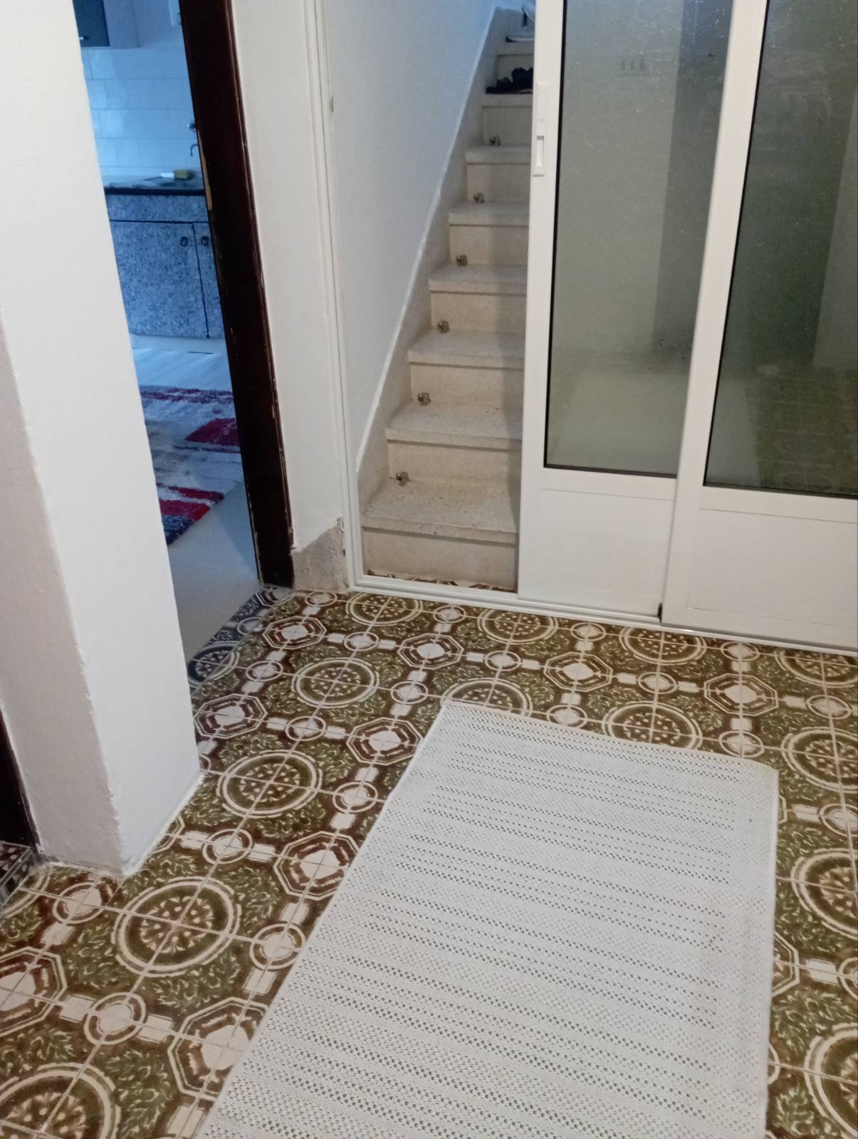 Izdajem polunamesten stan u prizemlju kuce u Durlanu, poseban ulaz , odvojena struja , grejanje TA. 0637627095