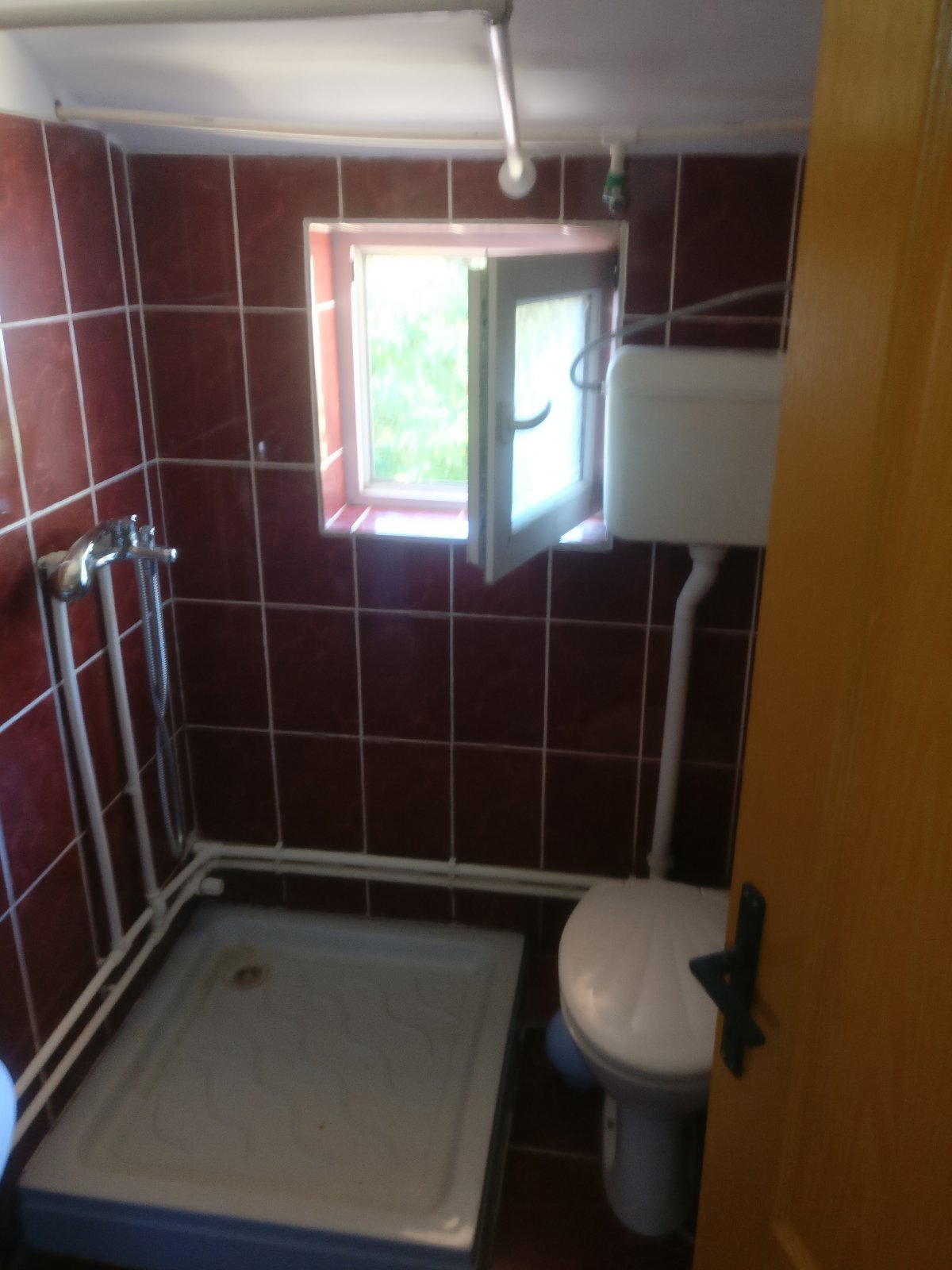 Izdajem u novoj zgradi komplet nameštene studentske apartmane