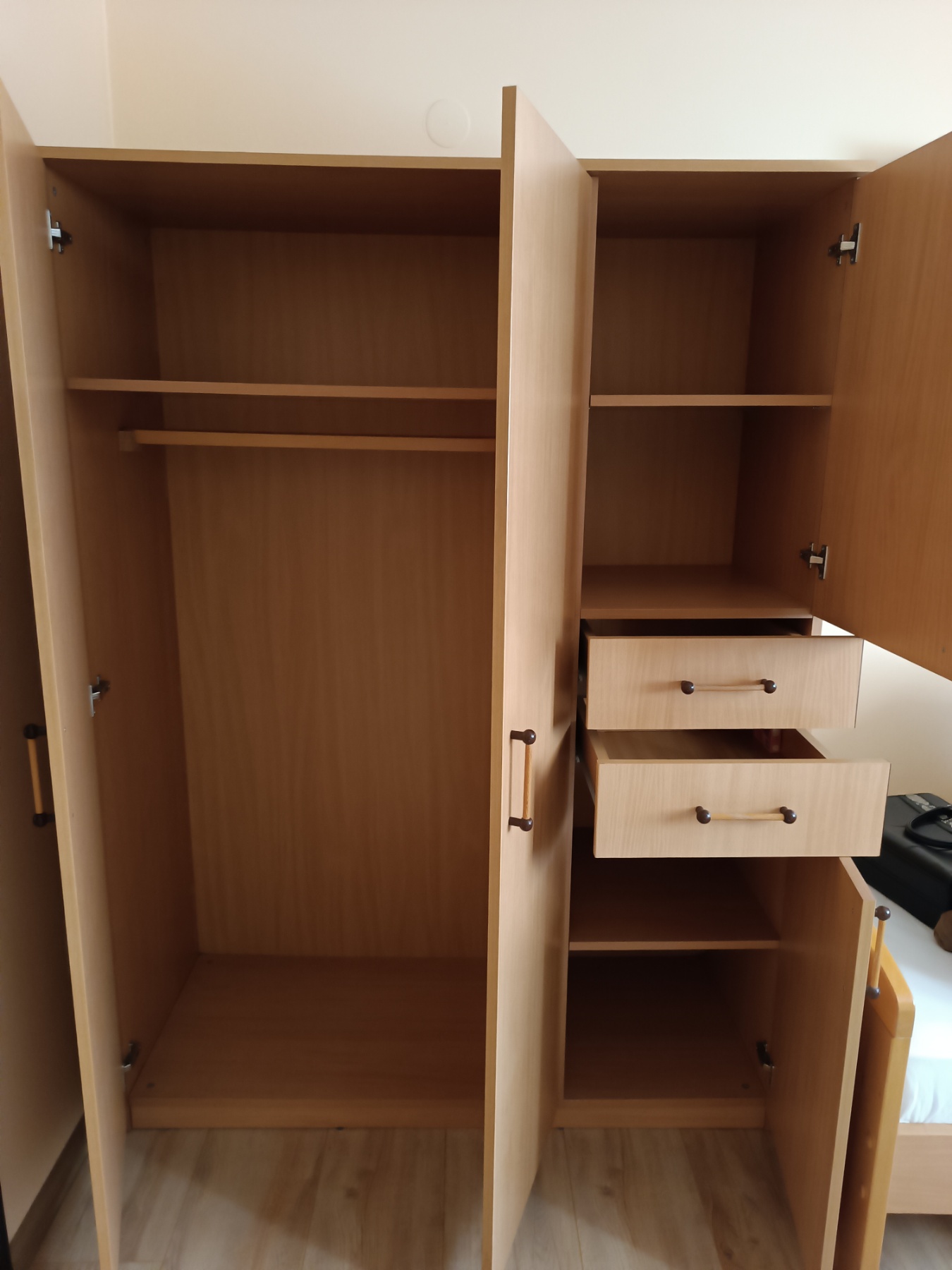 Na prodaju komplet nameštaj za sobu