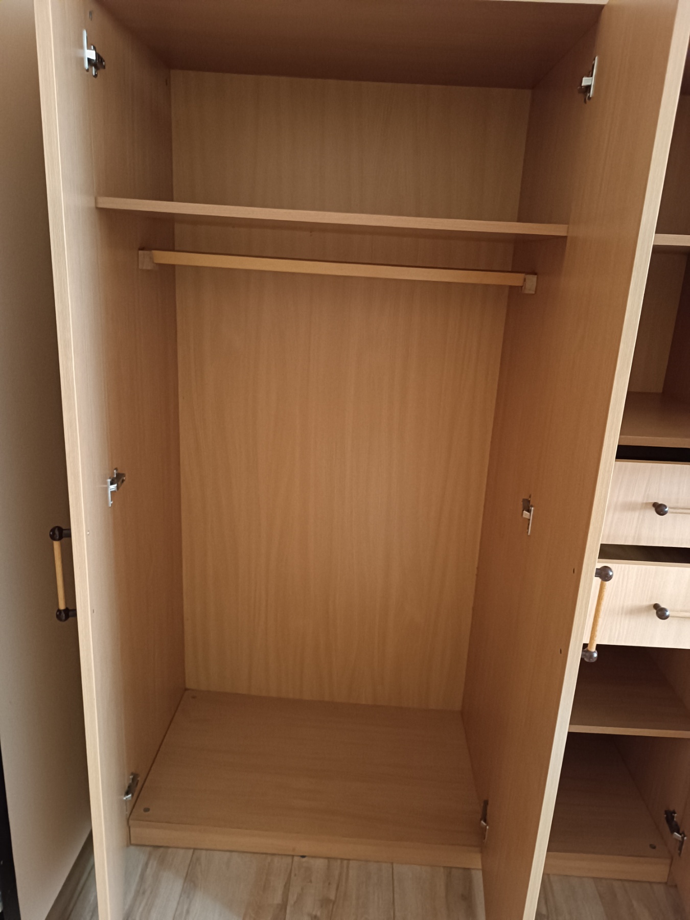 Na prodaju komplet nameštaj za sobu