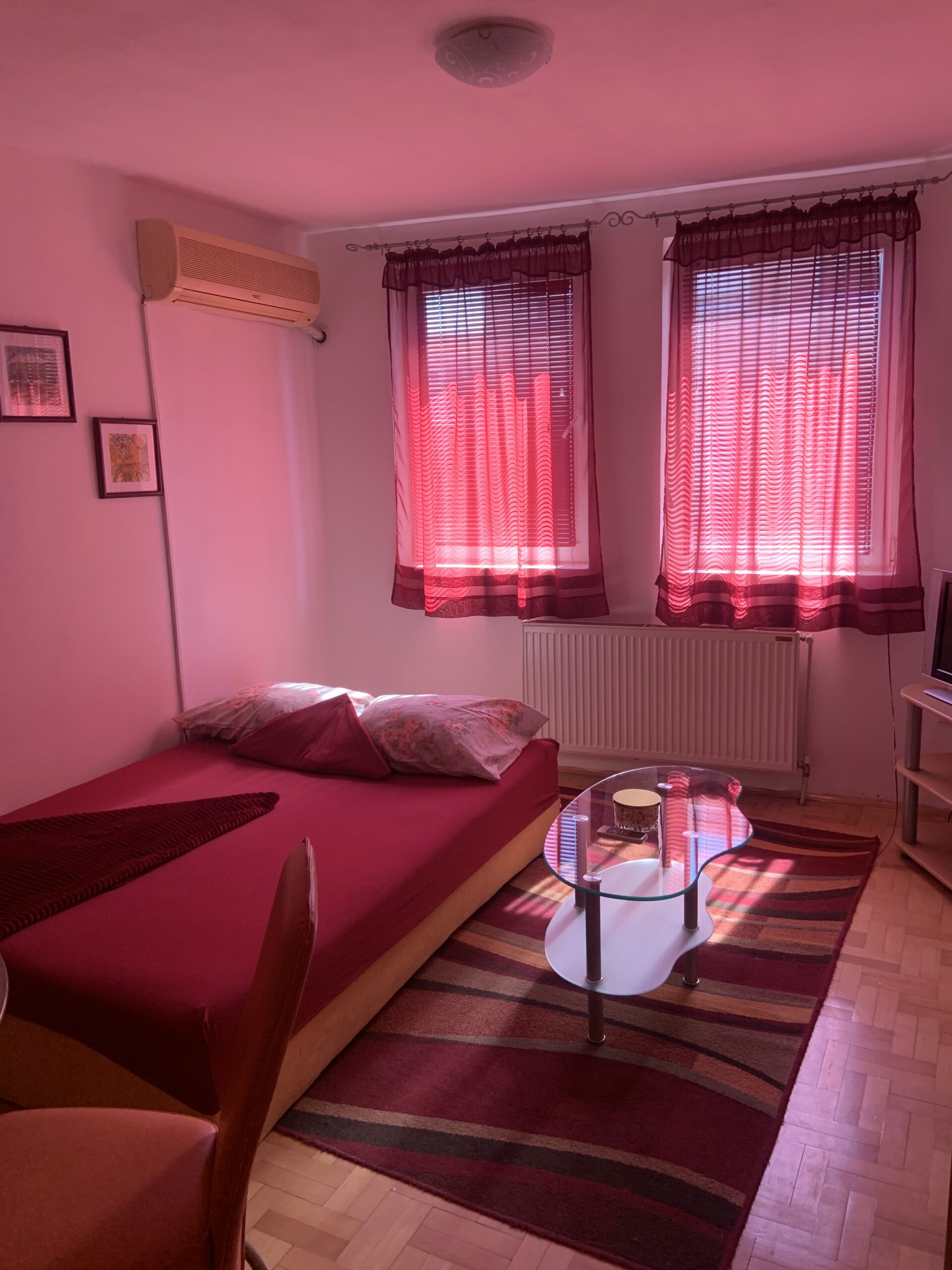 Garsonjera nis centar (kod pravnog fakulteta)