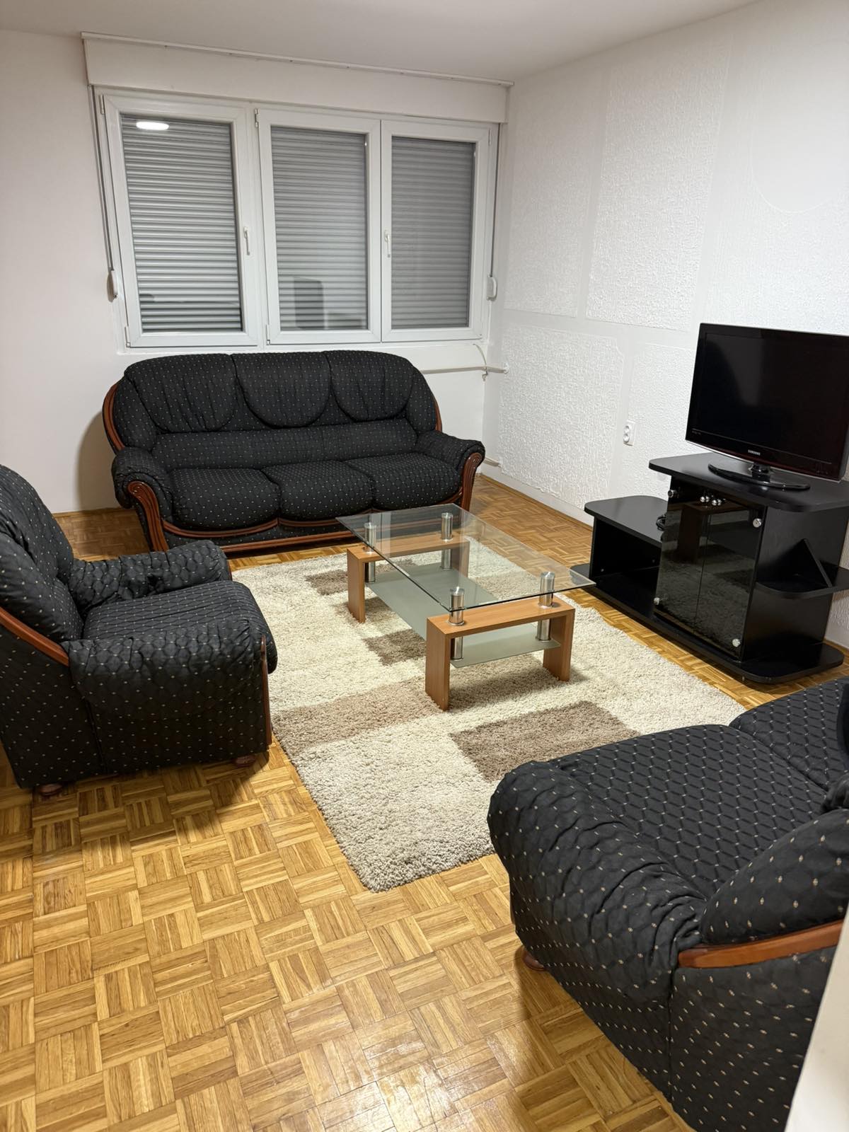 Izdajem dvosoban stan na Bulevaru Nemanjica preko puta Delta planeta. Centralno grejanje, dva lifta, video nadzor, parking oko zgrade.  Igor-0638991960