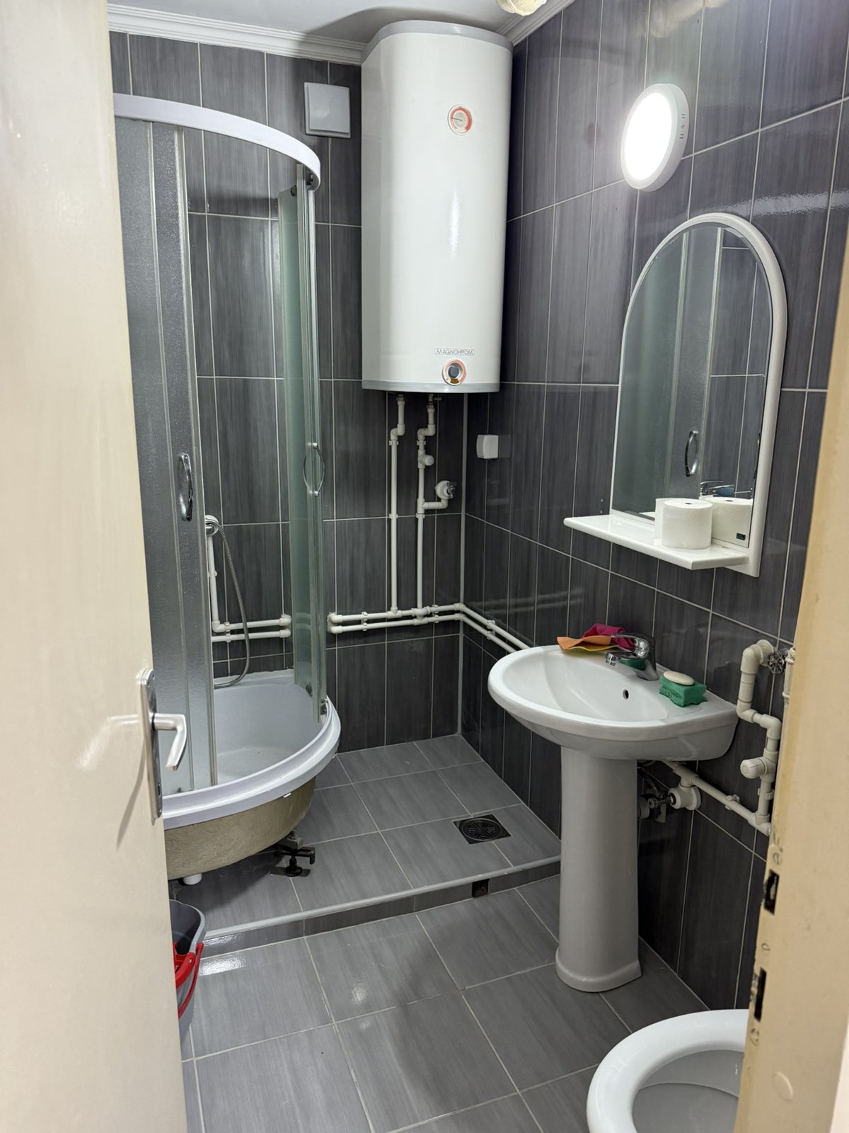 Izdajem dvosoban stan na Bulevaru Nemanjica preko puta Delta planeta. Centralno grejanje, dva lifta, video nadzor, parking oko zgrade.  Igor-0638991960