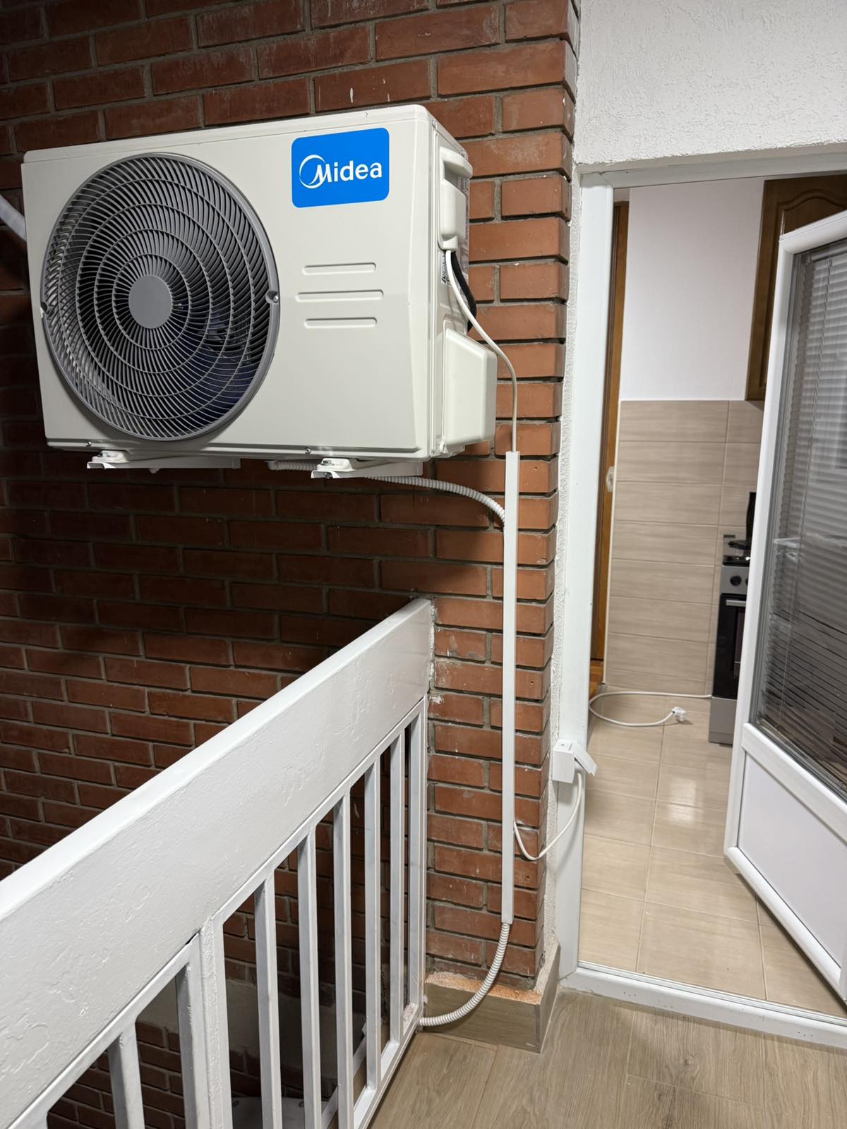 Izdajem dvosoban stan na Bulevaru Nemanjica preko puta Delta planeta. Centralno grejanje, dva lifta, video nadzor, parking oko zgrade.  Igor-0638991960