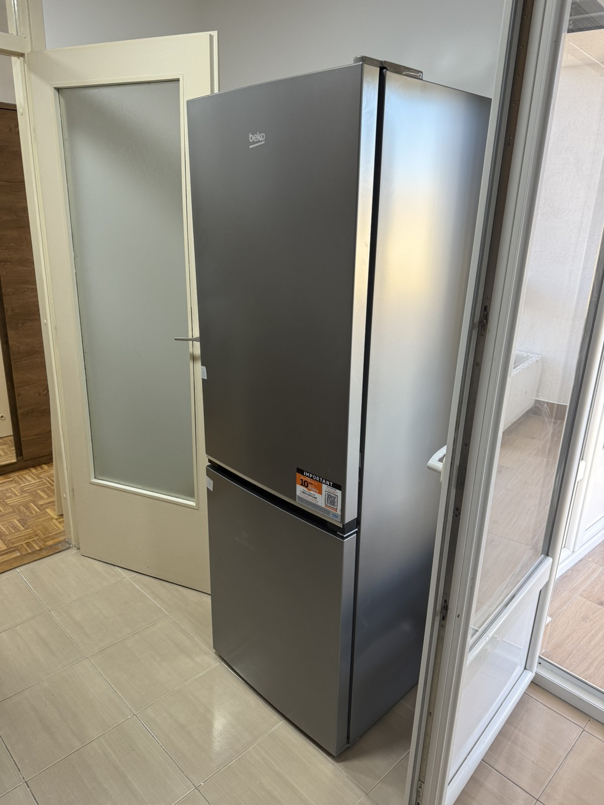 Izdajem dvosoban stan na Bulevaru Nemanjica preko puta Delta planeta. Centralno grejanje, dva lifta, video nadzor, parking oko zgrade.  Igor-0638991960