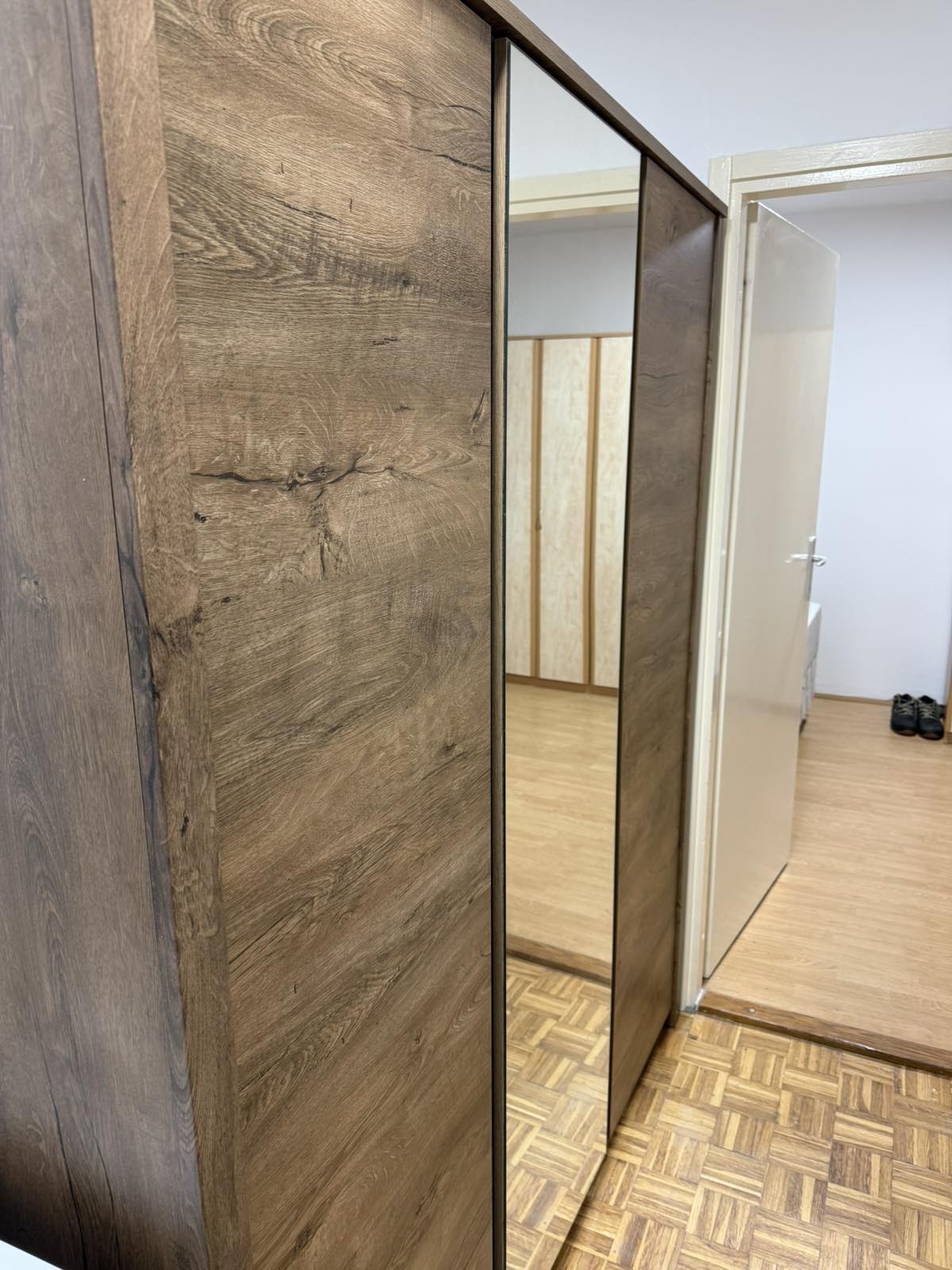 Izdajem dvosoban stan na Bulevaru Nemanjica preko puta Delta planeta. Centralno grejanje, dva lifta, video nadzor, parking oko zgrade.  Igor-0638991960