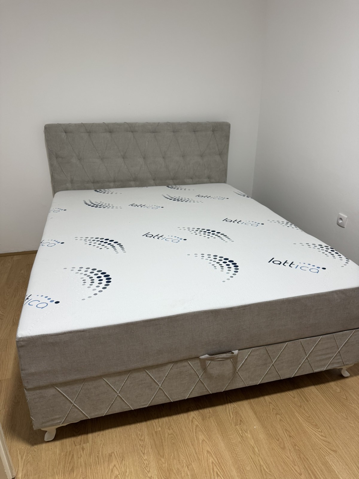 Izdajem dvosoban stan na Bulevaru Nemanjica preko puta Delta planeta. Centralno grejanje, dva lifta, video nadzor, parking oko zgrade.  Igor-0638991960