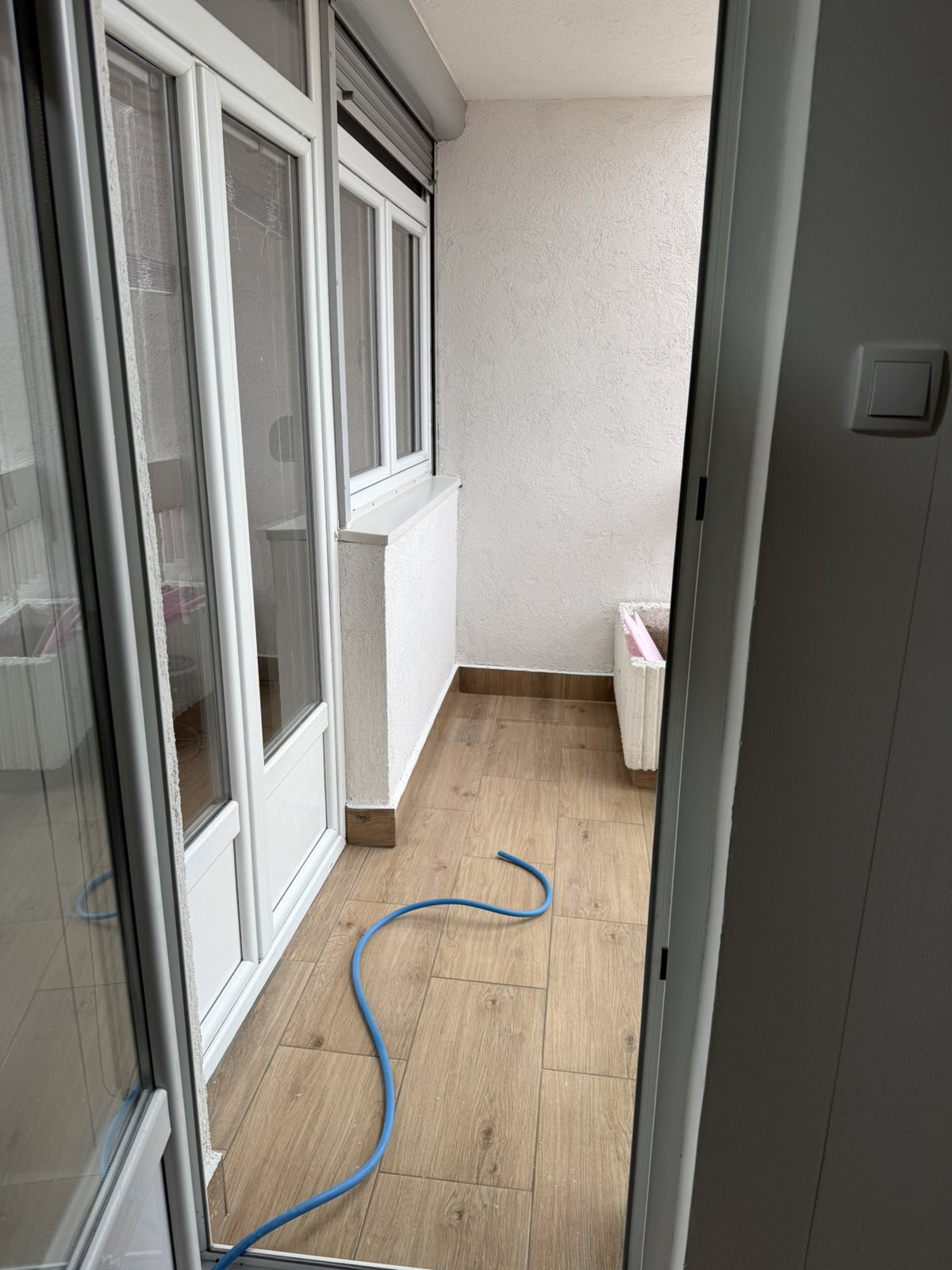 Izdajem dvosoban stan na Bulevaru Nemanjica preko puta Delta planeta. Centralno grejanje, dva lifta, video nadzor, parking oko zgrade.  Igor-0638991960