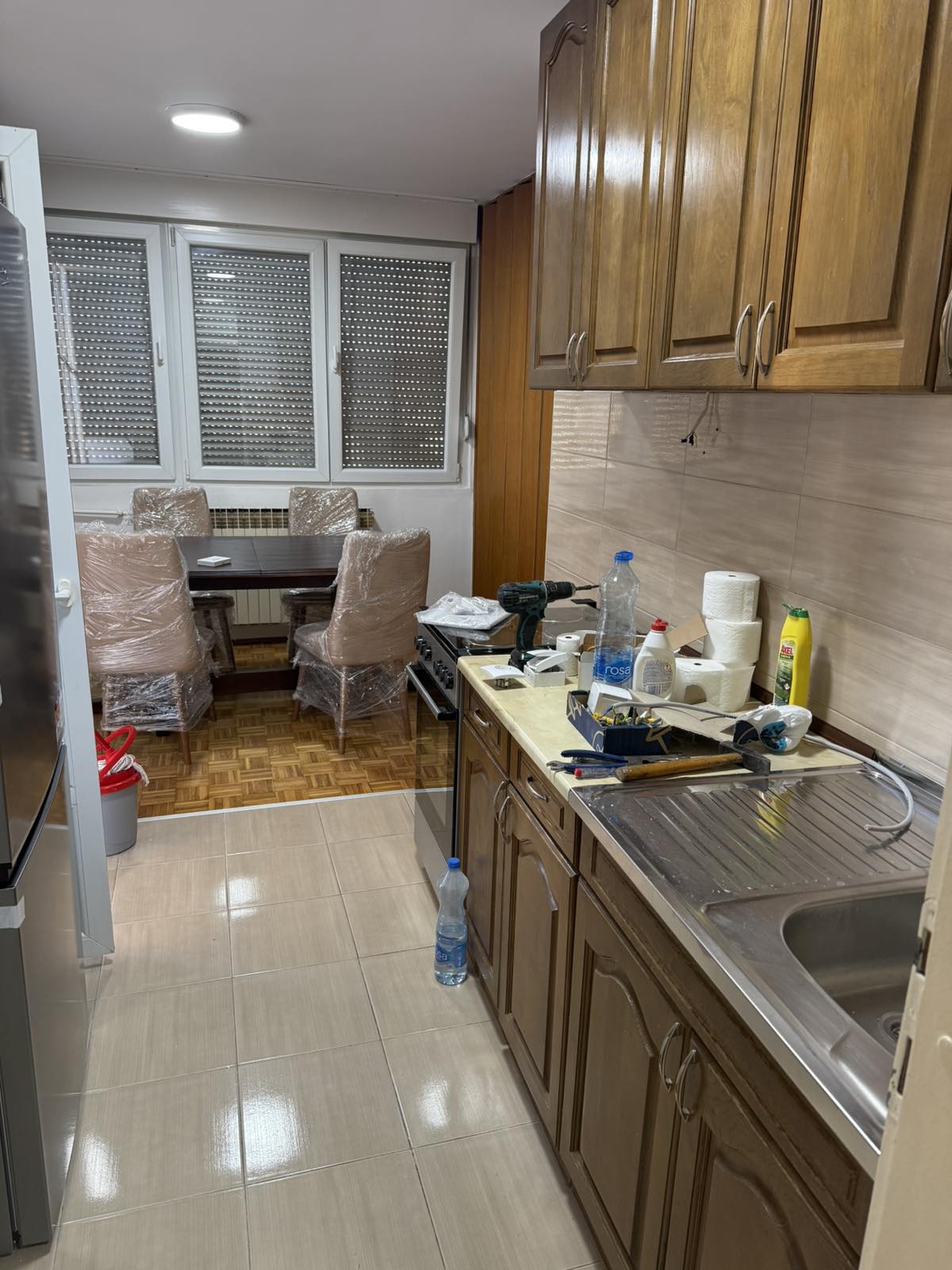 Izdajem dvosoban stan na Bulevaru Nemanjica preko puta Delta planeta. Centralno grejanje, dva lifta, video nadzor, parking oko zgrade.  Igor-0638991960