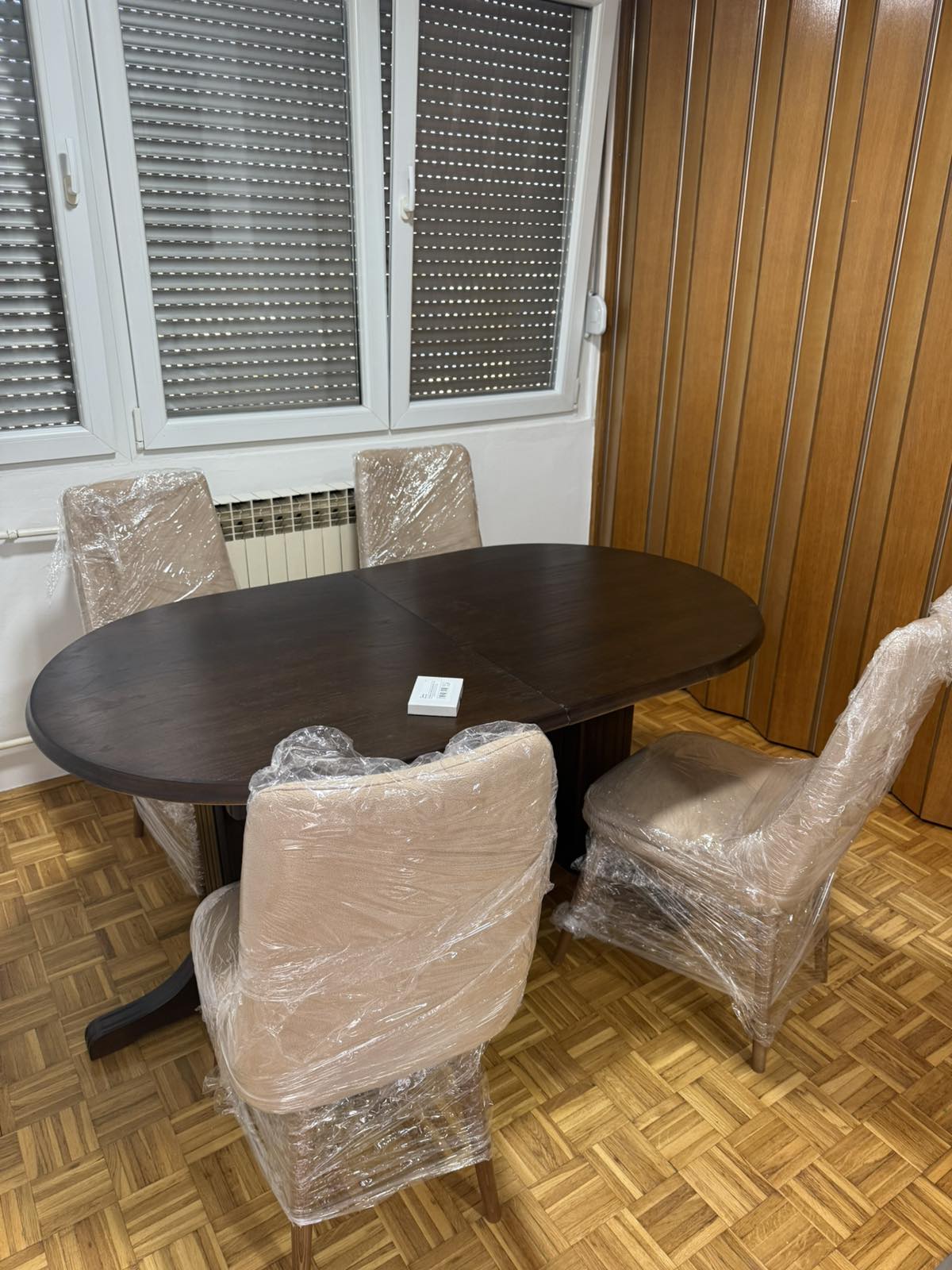 Izdajem dvosoban stan na Bulevaru Nemanjica preko puta Delta planeta. Centralno grejanje, dva lifta, video nadzor, parking oko zgrade.  Igor-0638991960