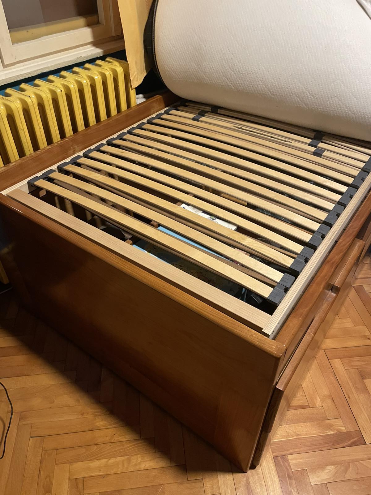 Prodajem krevet sa dusekom i radni sto. Rucni rad od punog drveta tresnje. Moguca kupovina i posebno. Cena kreveta sa dusekom je 100 eura. Cena radnog stola 50 eura. 062233560