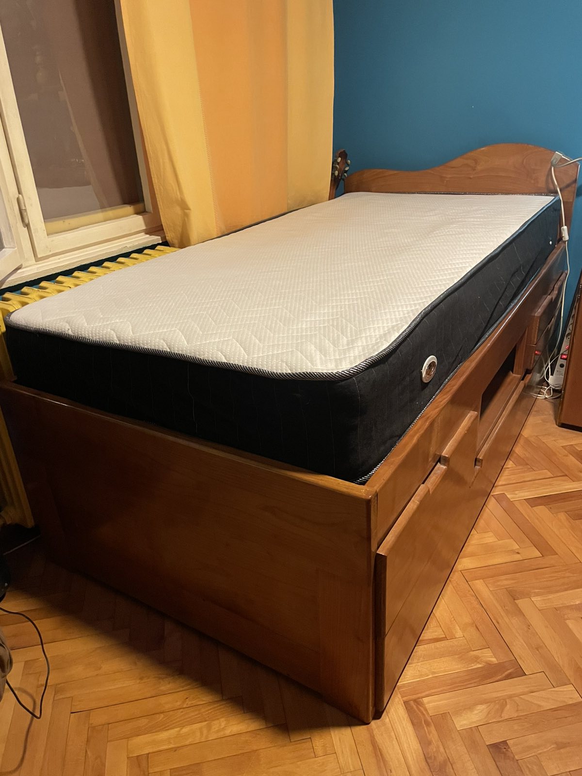 Prodajem krevet sa dusekom i radni sto. Rucni rad od punog drveta tresnje. Moguca kupovina i posebno. Cena kreveta sa dusekom je 100 eura. Cena radnog stola 50 eura. 062233560